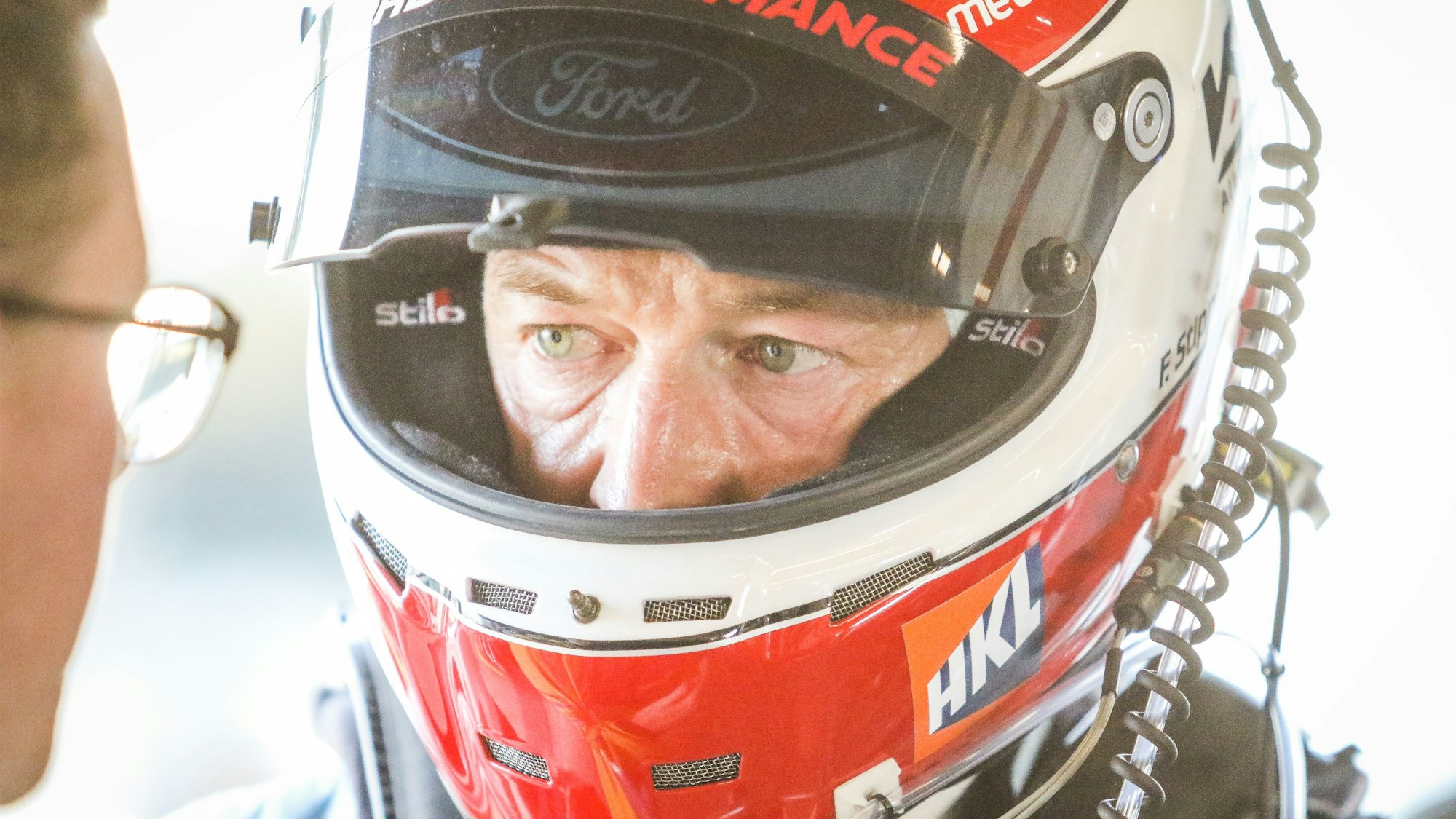 Das Bild zeigt Frank Stippler während des Rennens. Er trägt einen Helm, hat das Visier aber geöffnet.