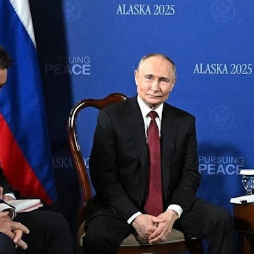Russlands Außenminister Sergej Lawrow (l.) zusammen mit Kremlchef Wladimir Putin (r.) in Alaska.