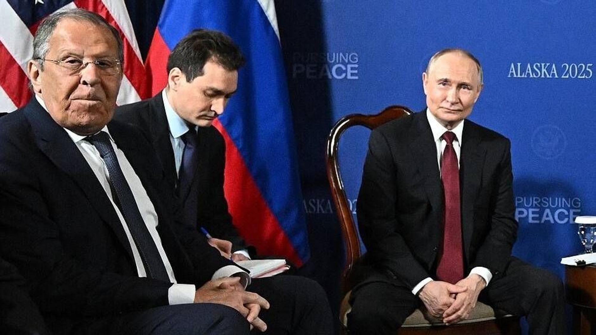 Russlands Außenminister Sergej Lawrow (l.) zusammen mit Kremlchef Wladimir Putin (r.) in Alaska.