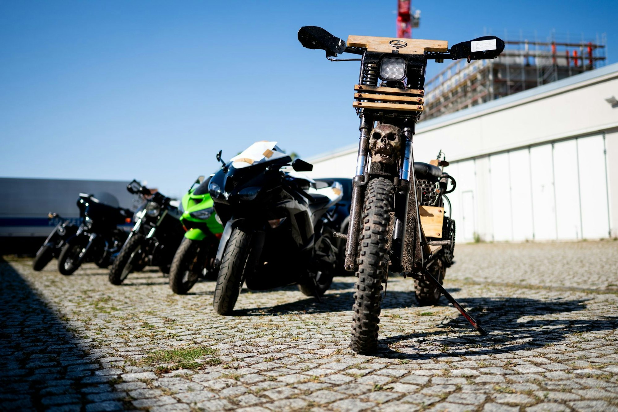 Bei Durchsuchungen im Rocker-Milieu hat die Polizei zehn Motorräder sichergestellt.