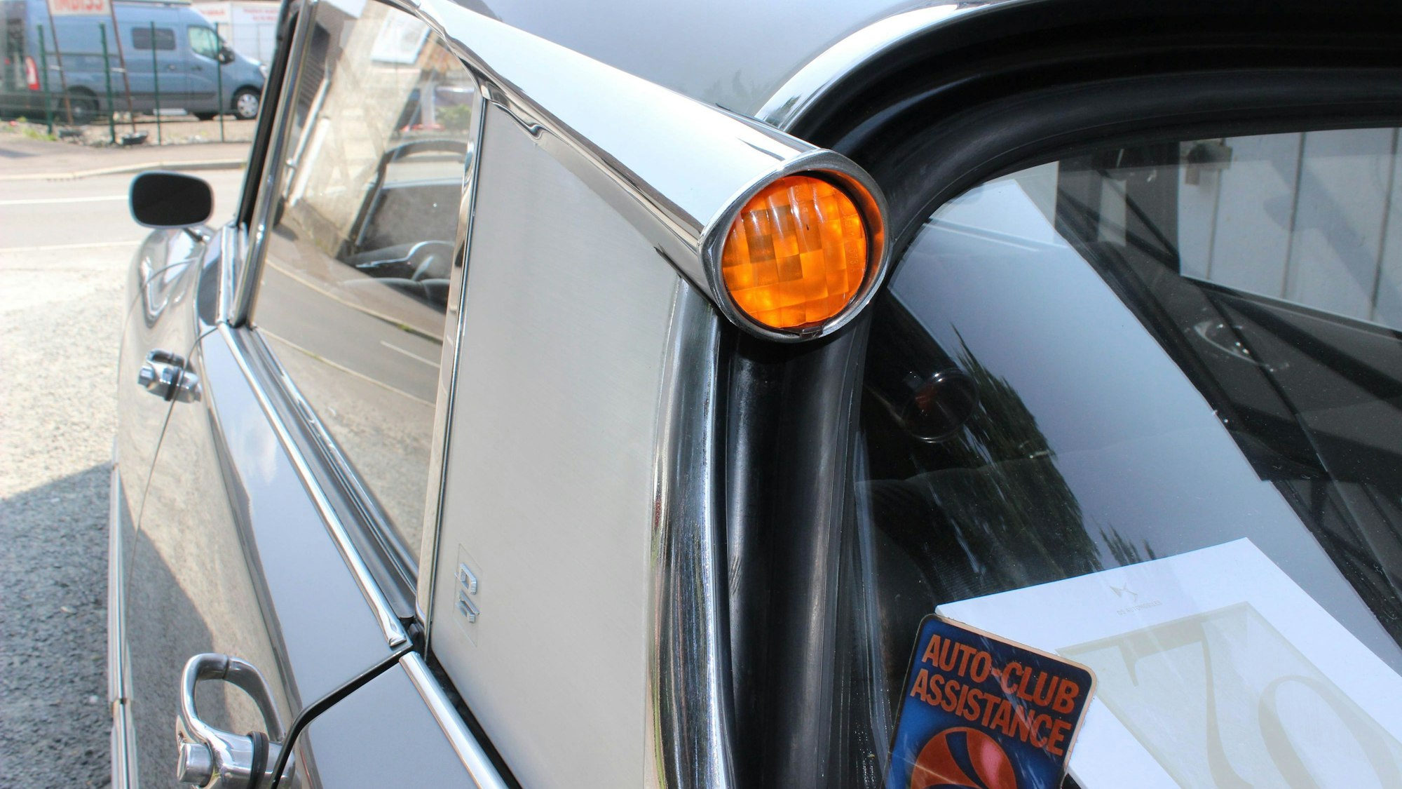 Markantes Design-Element: Die Blinker im oberen Bereich der Heckscheibe.