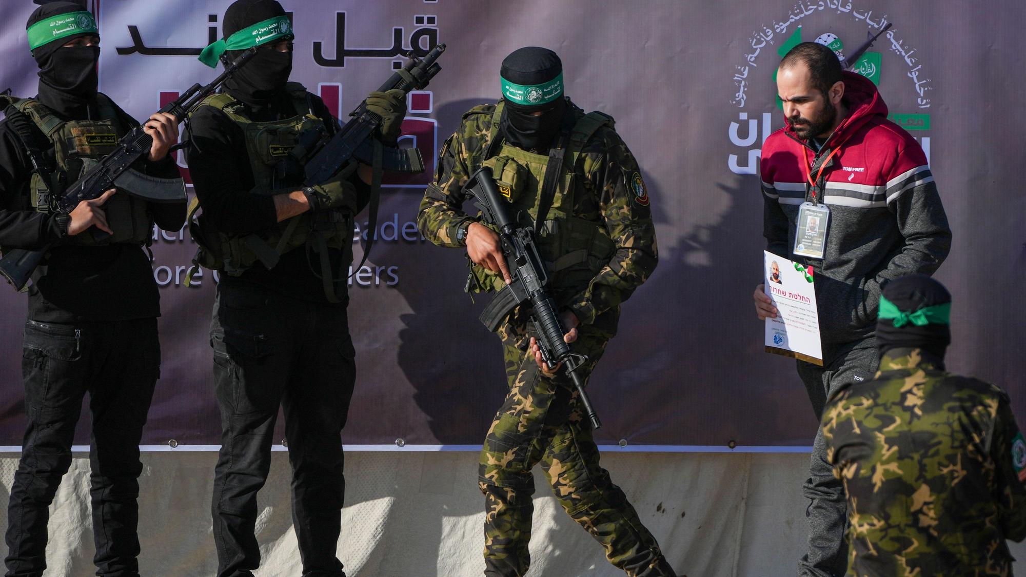 Der Israeli Jarden Bibas, der seit dem 7. Oktober 2023 von der Hamas im Gazastreifen als Geisel gehalten wurde, wird von Hamas-Kämpfern eskortiert, bevor er dem Roten Kreuz übergeben wird.