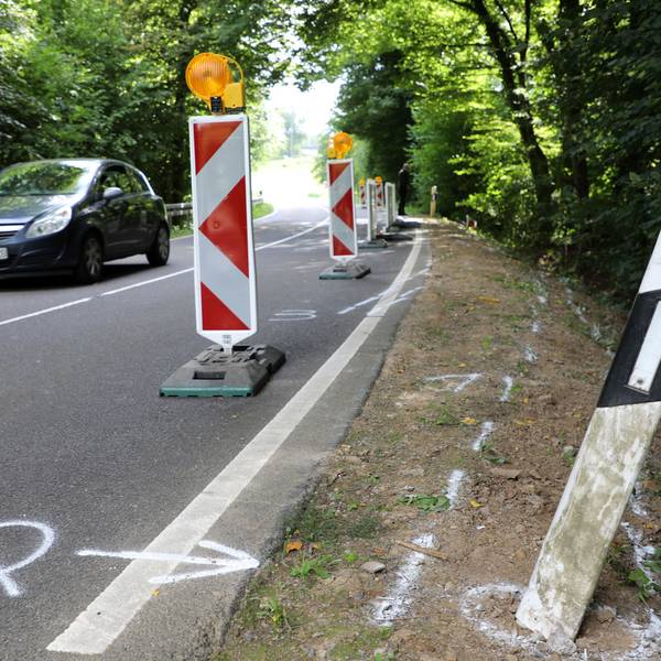 Auf einer Straße im Dürschtal bei Kürten-Dürscheid sind die Unfallspuren eines schweren Unfalls zu sehen, bei dem am Samstag (16.8.) vier junge Menschen ums Leben kamen. An der Unfallstelle fehlt auf der rechten Seite der Straße eine Leitplanke.