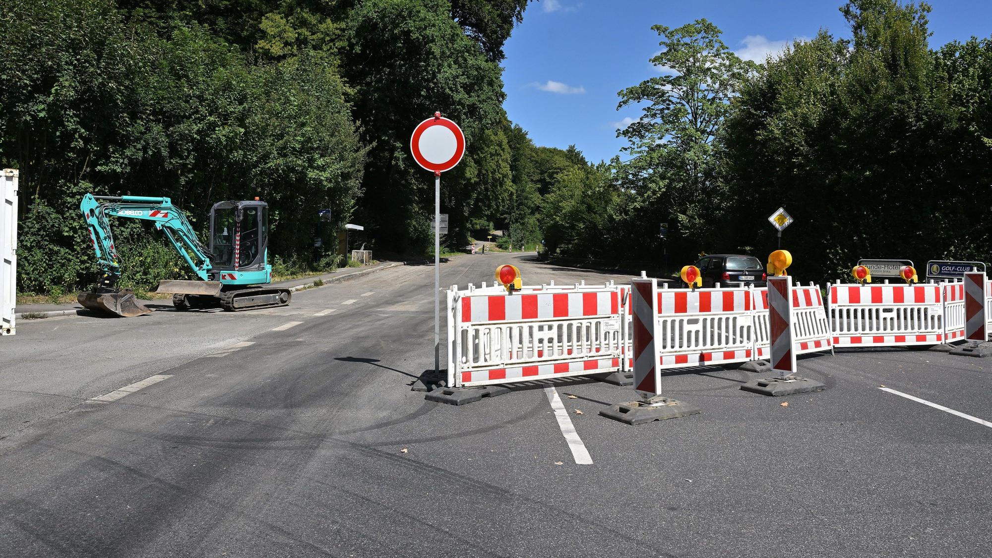 Baustellenbarken und ein Schild Durchfahrt verboten stehen auf der Landstraße 284 im Sülztal zwischen Kürten-Offermannsheide und Lindlar-Georghausen.