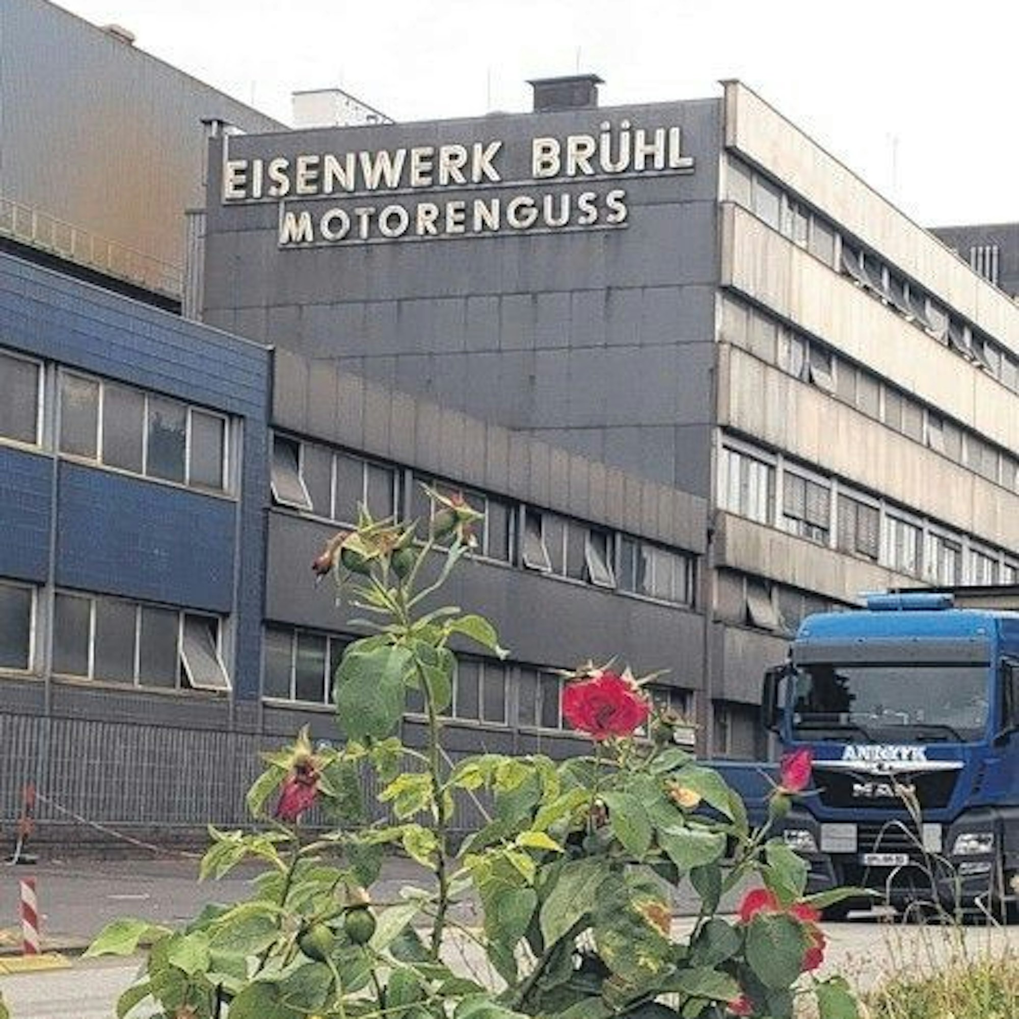 Das Bild zeigt das Eisenwerk von der Außenseite.