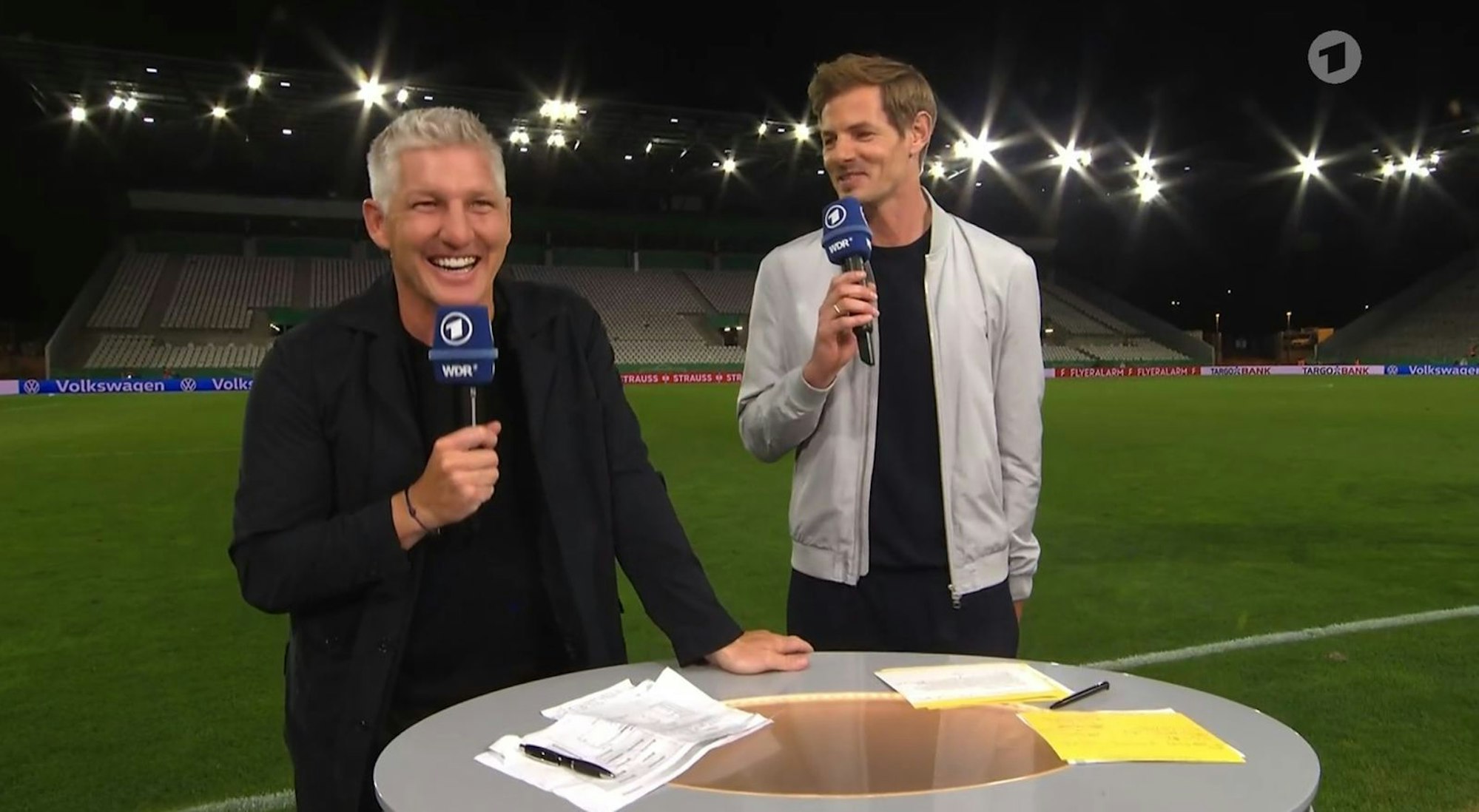 „Das ist genial!“ Schweinsteiger (links) freut sich über Schlüters Überleitung. (Bild: ARD)