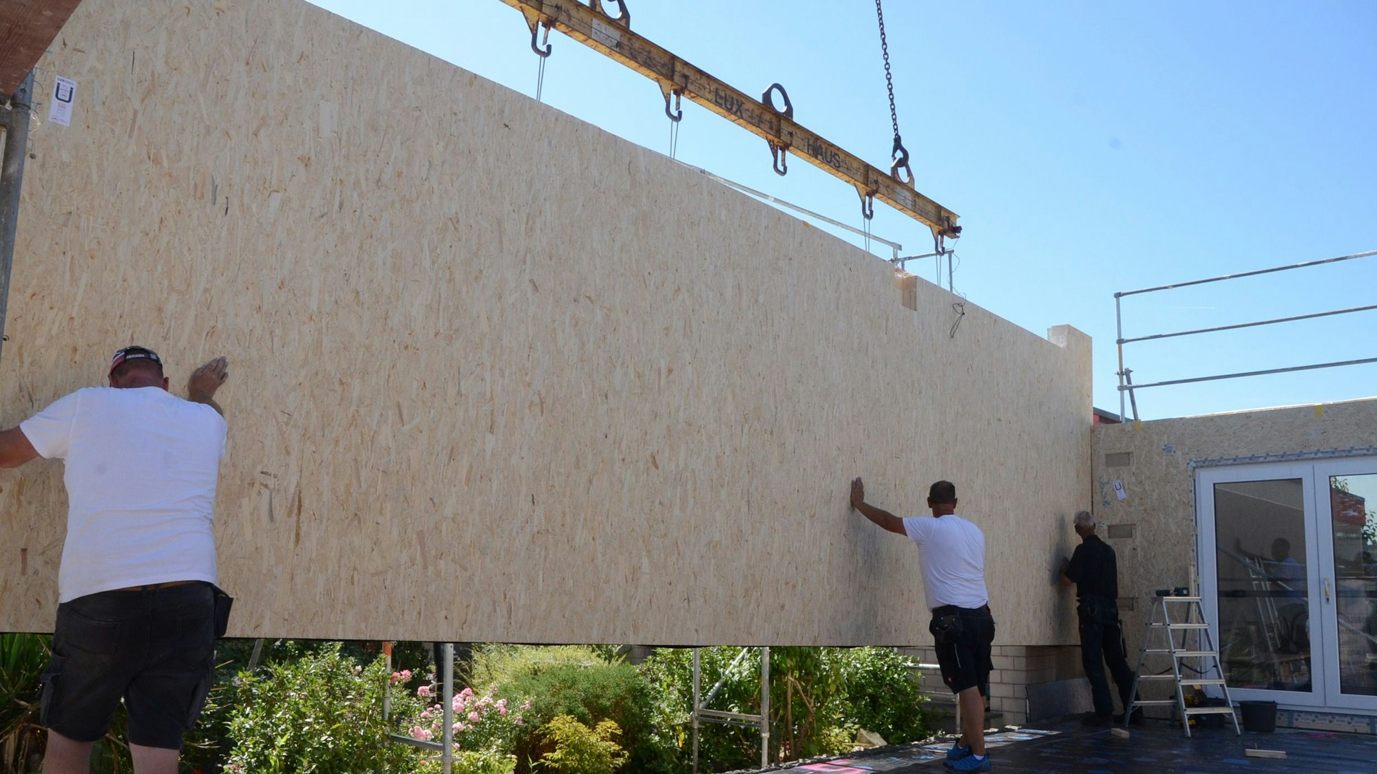 In Troisdorf-Eschmar wird ein Fertighaus der Firma Lux-Haus errichtet. Dabei müssen die Bauteile mit einem Kran über drei weitere Häuser hinweggehoben werden.
Bauherrschaft sind Anja und Jürgen Jacob, die bislang in Spich wohnten.
