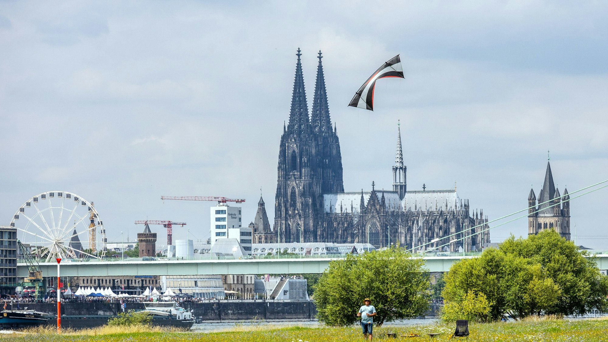 Die Wetterlage in Köln bleibt angenehm mit Temperaturen zwischen 20 und 26 Grad, bei schwachem Nordwind und trockenem Wetter.