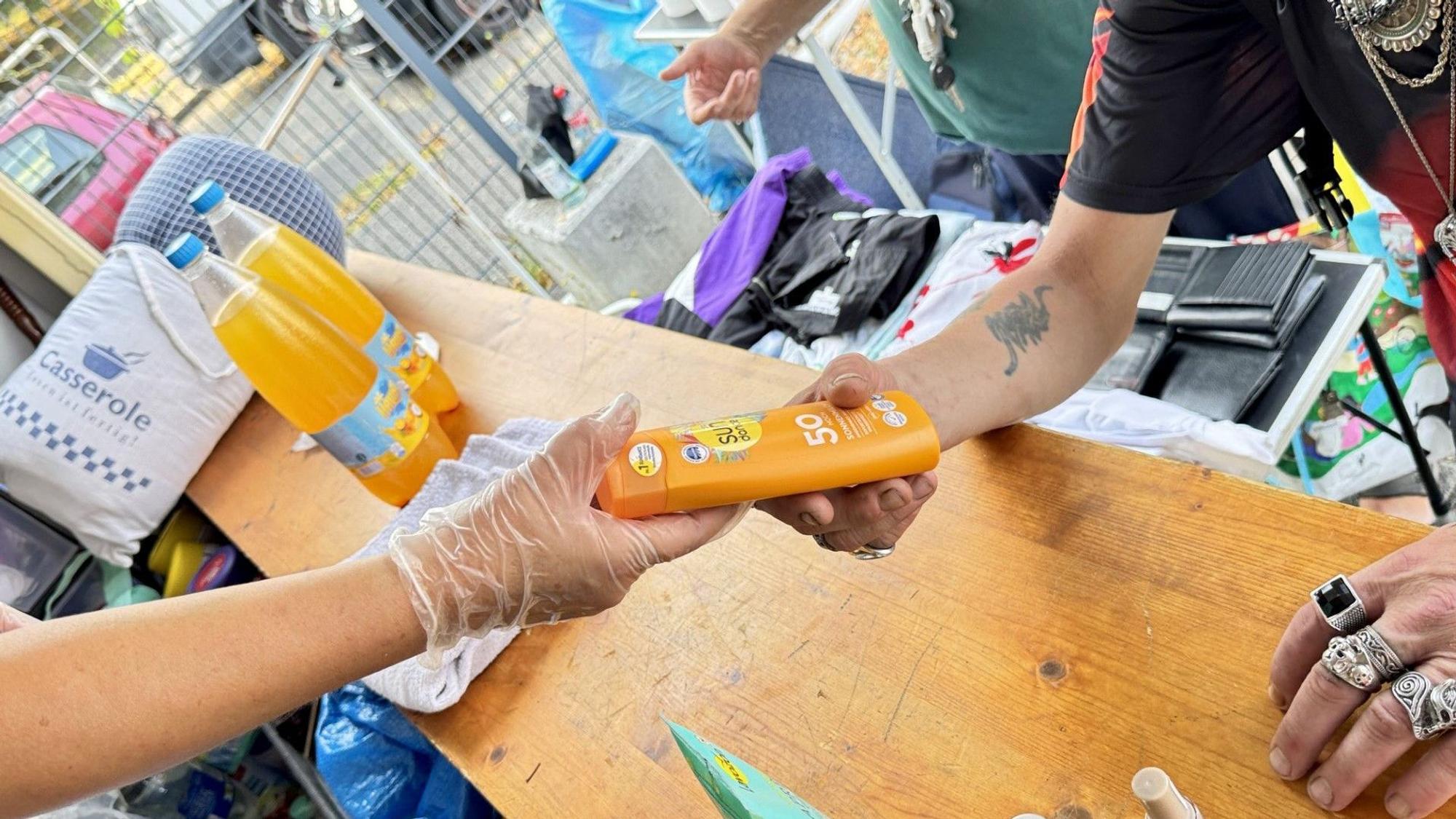 Bei der Essensausgabe von Siegburg hilft erhalten die obdachlosen Menschen auch Sonnencreme.
