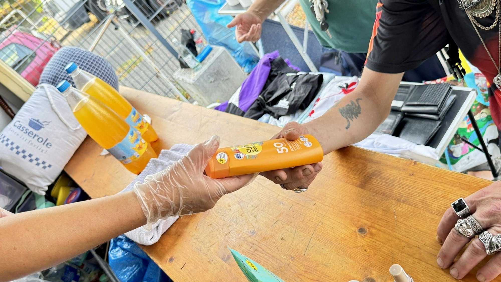 Bei der Essensausgabe von Siegburg hilft erhalten die obdachlosen Menschen auch Sonnencreme.