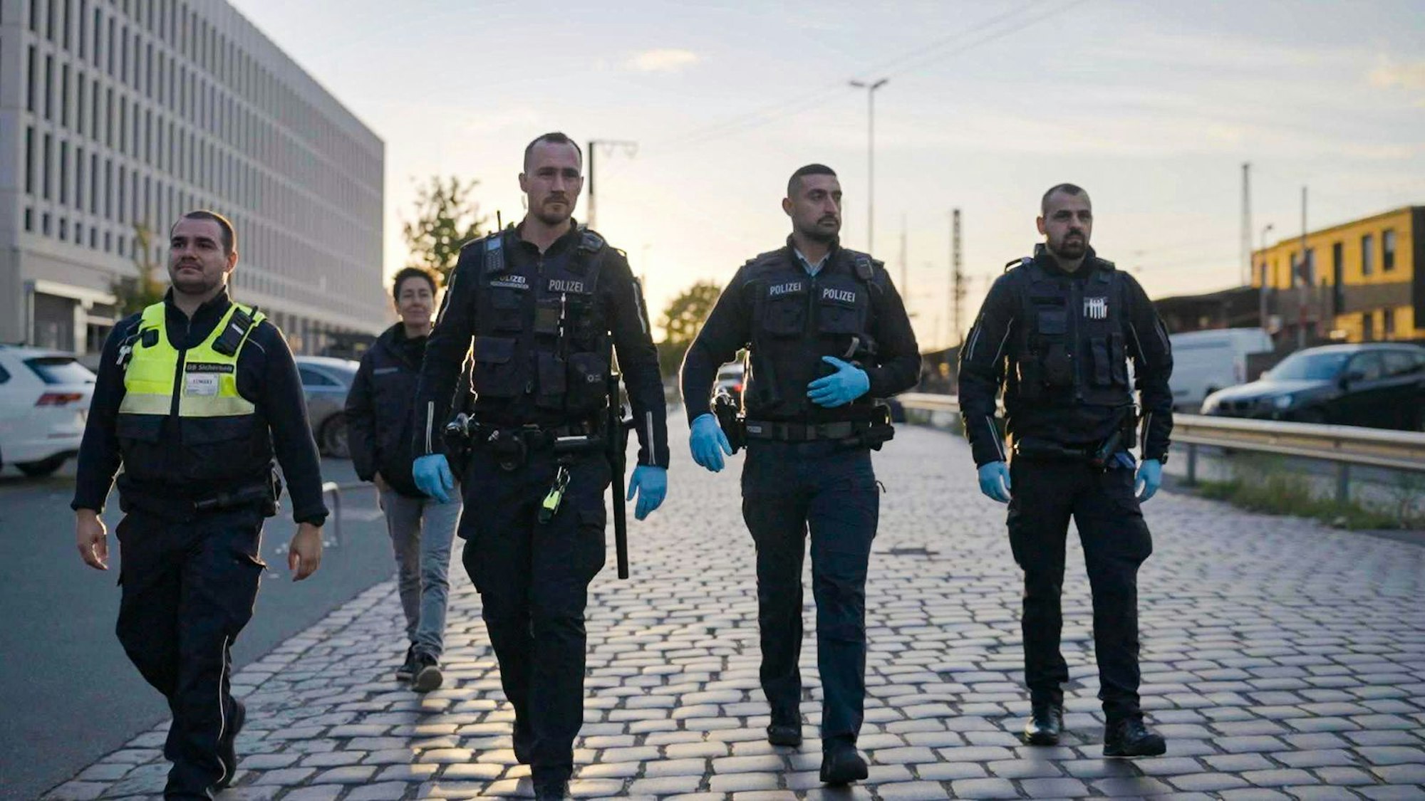 Wie sicher ist Deutschland? Dunja Hayali forscht nach - und begleitet unter anderem die Polizeistreife am Bremer Hauptbahnhof.
(Bild: ZDF / Felix Korfmann)