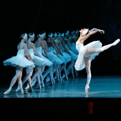 Die Balletttänzerin Uliana Lopatkina tanzt während einer Schwanensee-Aufführung (undatiertes Handout).