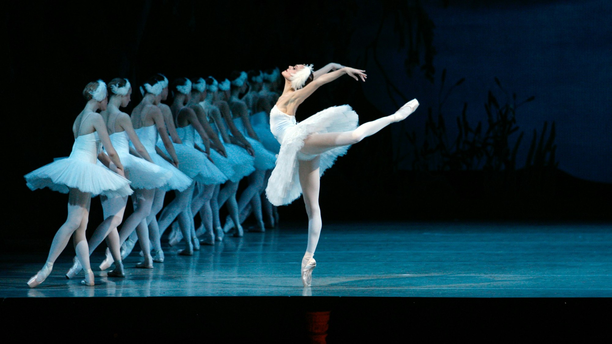 Die Balletttänzerin Uliana Lopatkina tanzt während einer Schwanensee-Aufführung (undatiertes Handout).