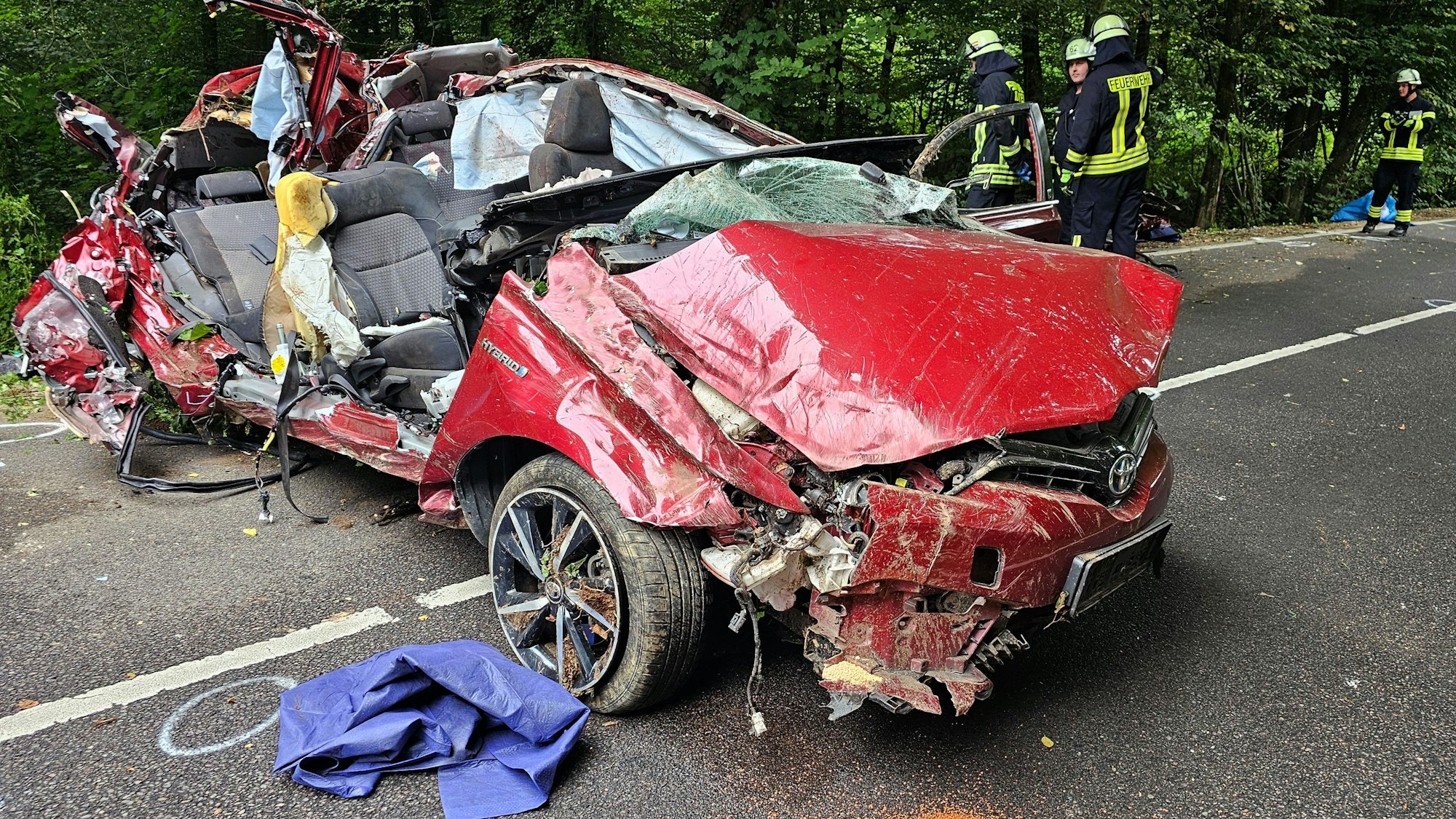 Ein Unfallauto steht auf der Dürschtalstraße bei Kürten-Dürscheid.