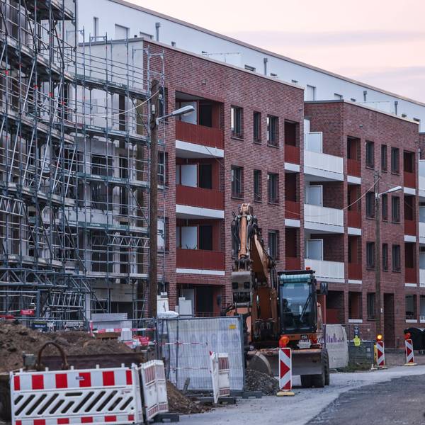 Gerüste stehen im Juli 2025 auf einer Baustelle für ein Wohngebäude in Köln.