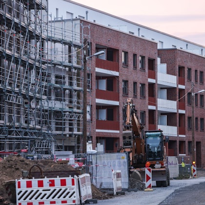 Gerüste stehen im Juli 2025 auf einer Baustelle für ein Wohngebäude in Köln.