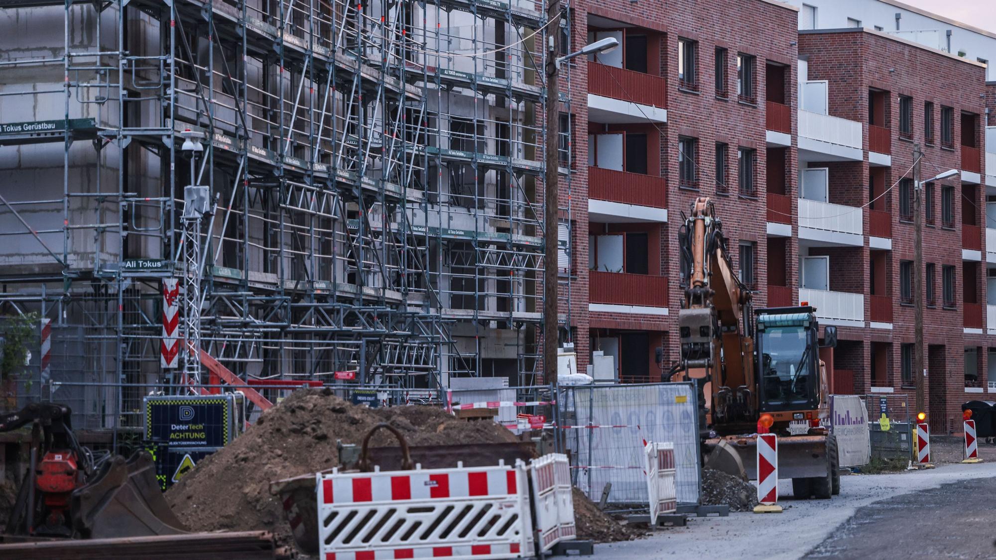 Gerüste stehen im Juli 2025 auf einer Baustelle für ein Wohngebäude in Köln.