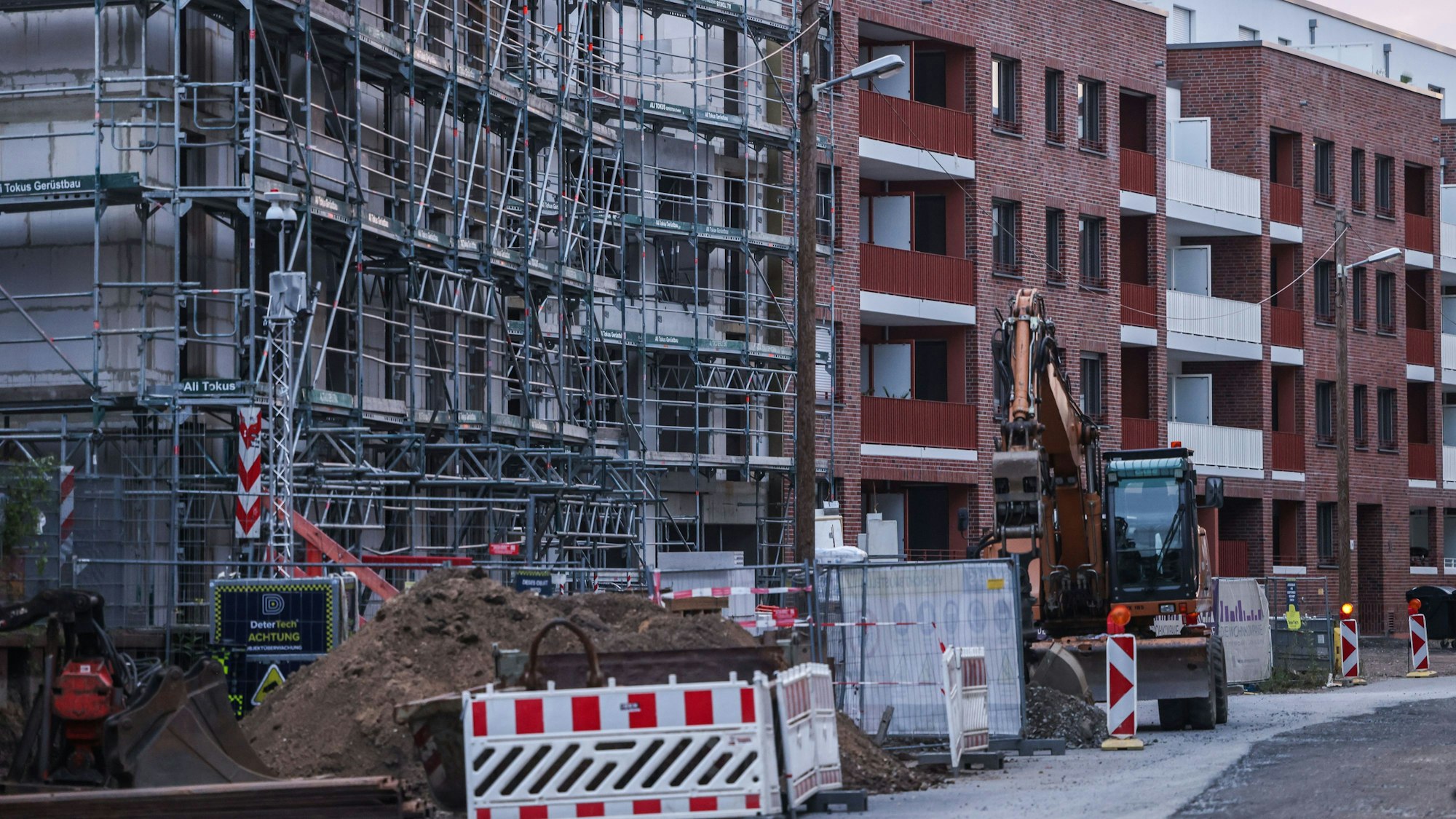 Gerüste stehen im Juli 2025 auf einer Baustelle für ein Wohngebäude in Köln.
