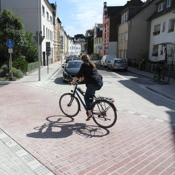 Siegburg: An der Kreuzung des Radwegs auf der alten Bahntrasse mit der Waldstraße haben Radfahrer jetzt Vorfahrt