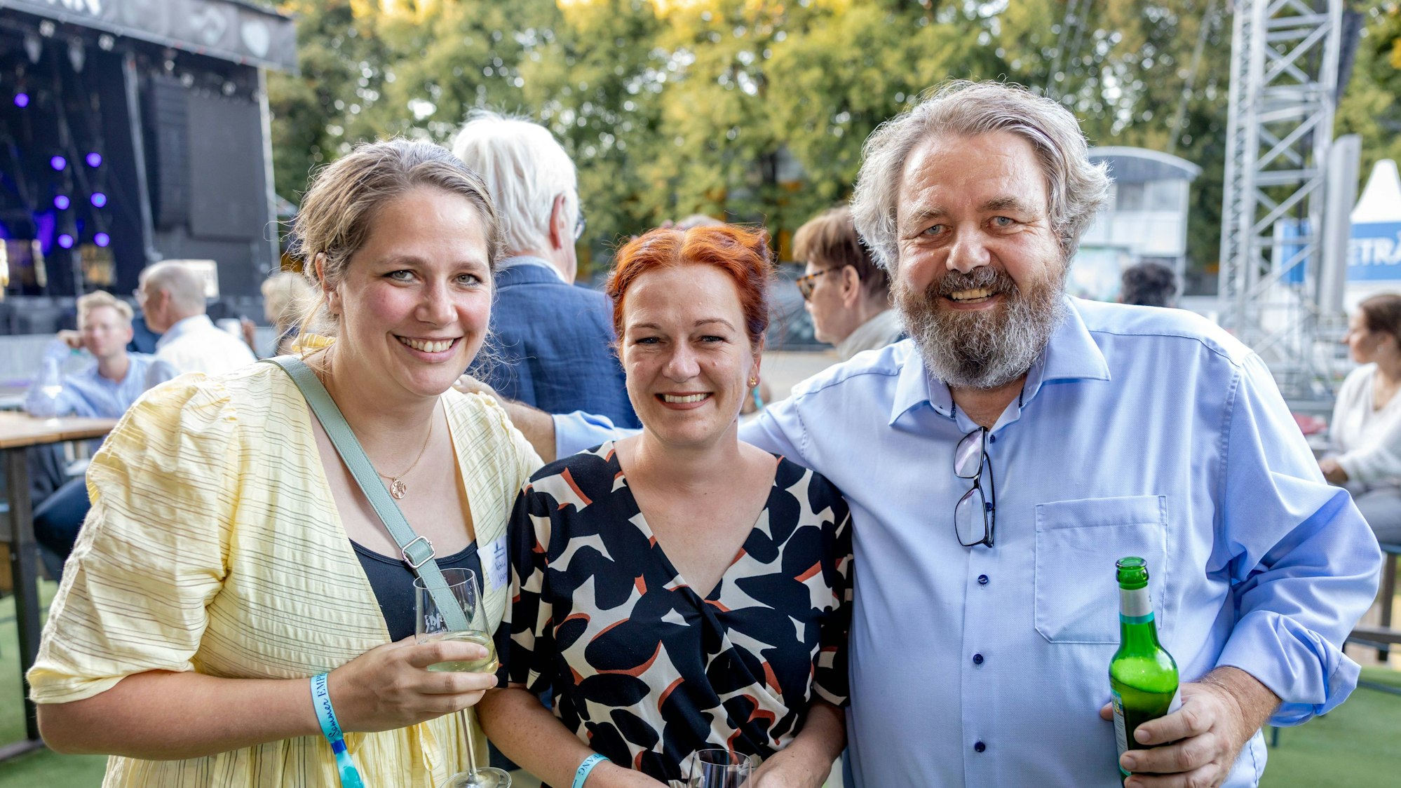 Katrin Wurm, Katja Dörner und Martin Nötzel auf dem KunstRasen in Bonn.