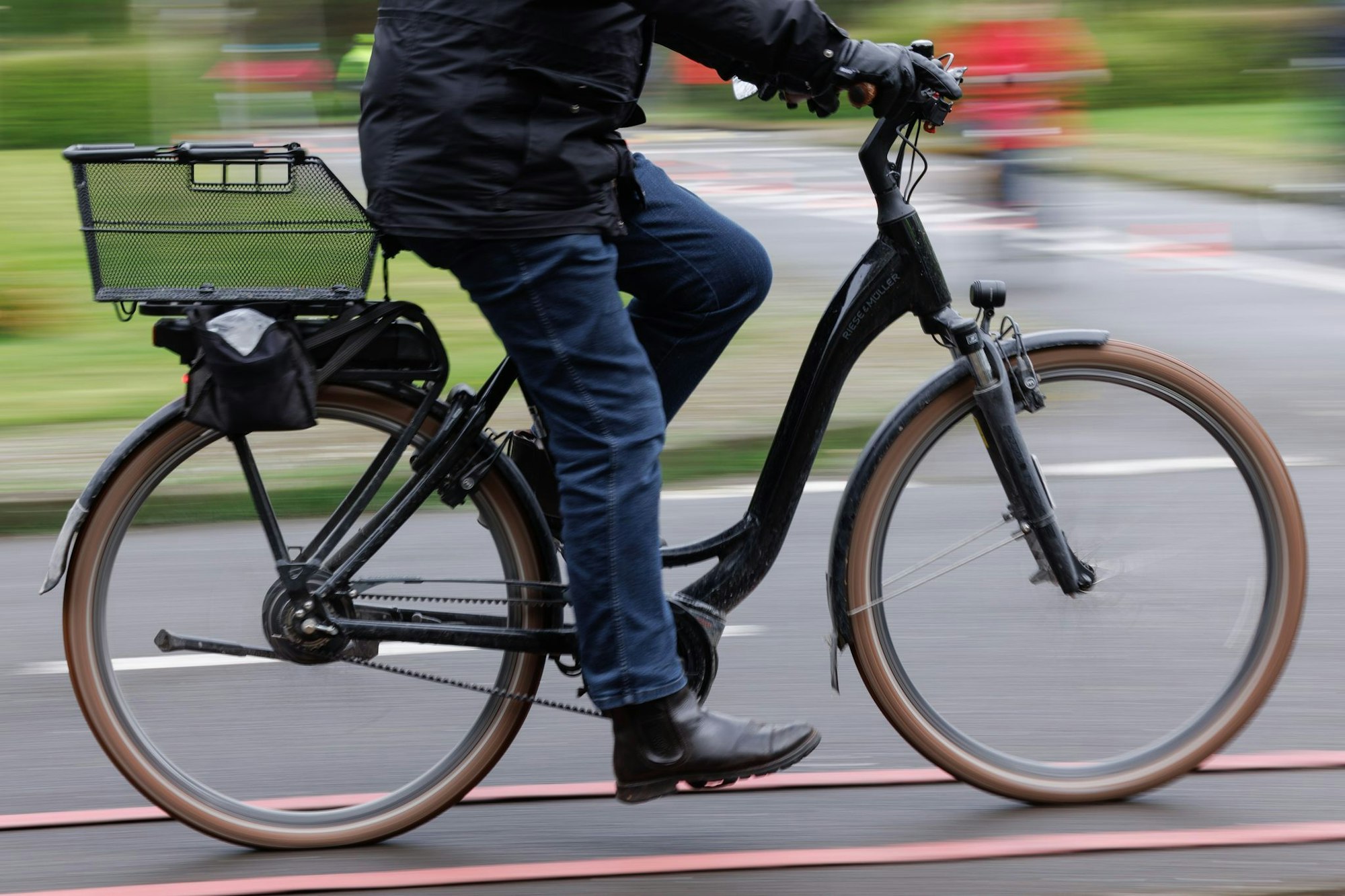 Rettungsdienstler fordern eine Helmpflicht für Pedelec-Fahrer. (Symbolbild)