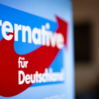 ARCHIV - 24.02.2024, Nordrhein-Westfalen, Marl: Aufsteller mit dem Schriftzug «Alternative für Deutschland» und dem Logo der AfD. Rund 13,7 Millionen Bürger dürfen am 14. September in Nordrhein-Westfalen darüber abstimmen, wer in den nächsten fünf Jahren die Geschicke vor Ort bestimmen darf. (zu dpa: «NRW-Kommunalwahl: Wer um Macht und Spitzenposten kämpft») Foto: Christoph Reichwein/dpa +++ dpa-Bildfunk +++