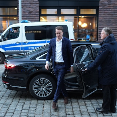 Hendrik Wüst (CDU; l), Ministerpräsident von Nordrhein-Westfalen, kommt am zweiten Tag zur Winterklausur des CDU-Bundesvorstands im Design Offices Hamburg Hammerbrook. Die Deutsche Umwelthilfe erteilt der nordrhein-westfälischen Landesregierung weiterhin die Rote Karte für zu viele klimaschädliche Dienstwagen.