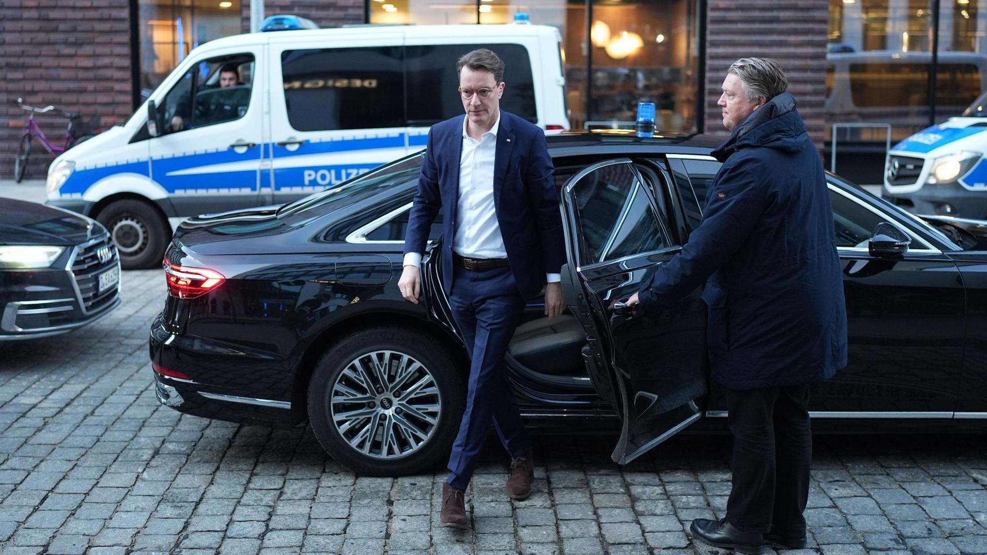 Hendrik Wüst (CDU; l), Ministerpräsident von Nordrhein-Westfalen, kommt am zweiten Tag zur Winterklausur des CDU-Bundesvorstands im Design Offices Hamburg Hammerbrook. Die Deutsche Umwelthilfe erteilt der nordrhein-westfälischen Landesregierung weiterhin die Rote Karte für zu viele klimaschädliche Dienstwagen.