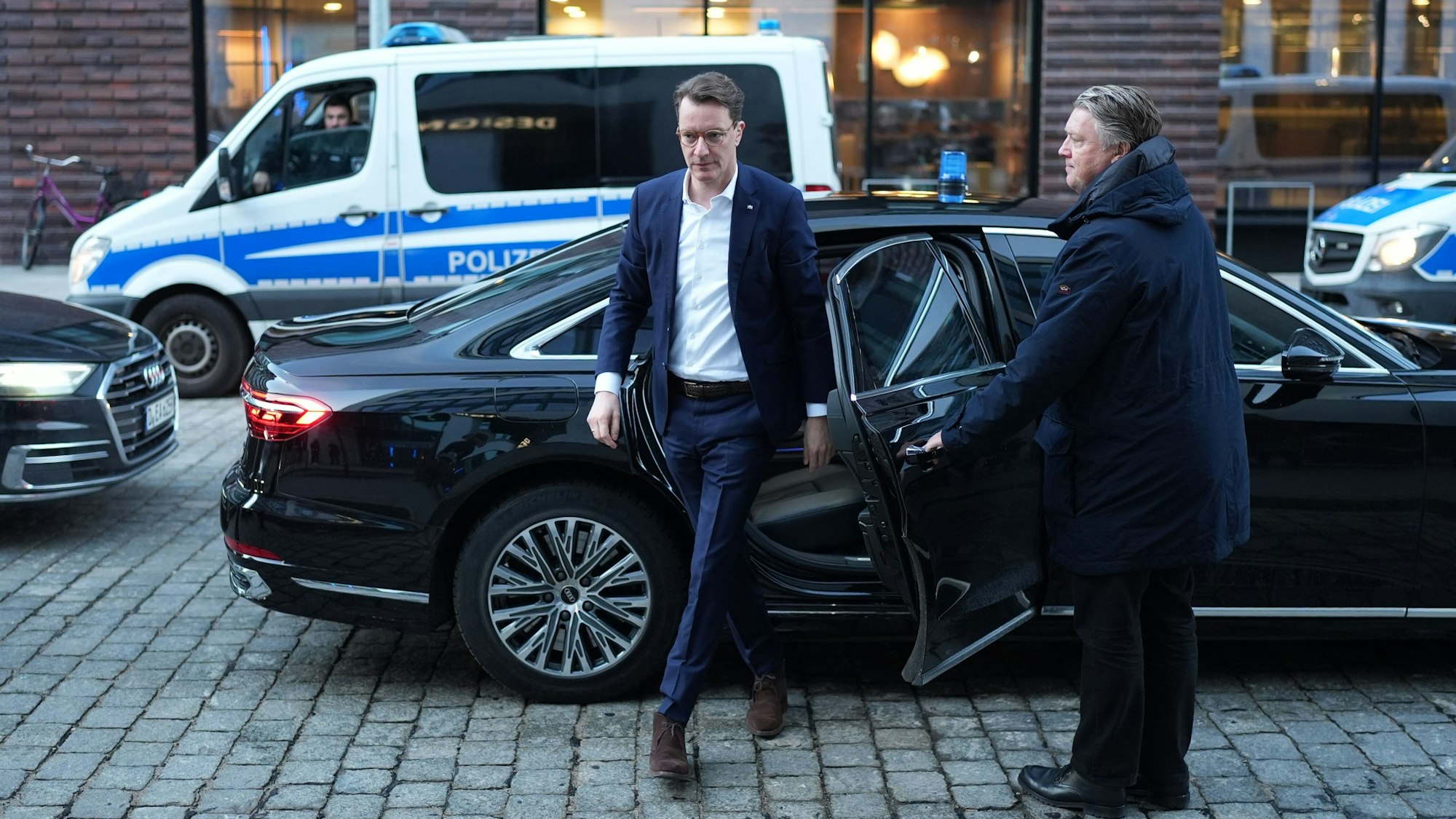 Hendrik Wüst (CDU; l), Ministerpräsident von Nordrhein-Westfalen, kommt am zweiten Tag zur Winterklausur des CDU-Bundesvorstands im Design Offices Hamburg Hammerbrook. Die Deutsche Umwelthilfe erteilt der nordrhein-westfälischen Landesregierung weiterhin die Rote Karte für zu viele klimaschädliche Dienstwagen.