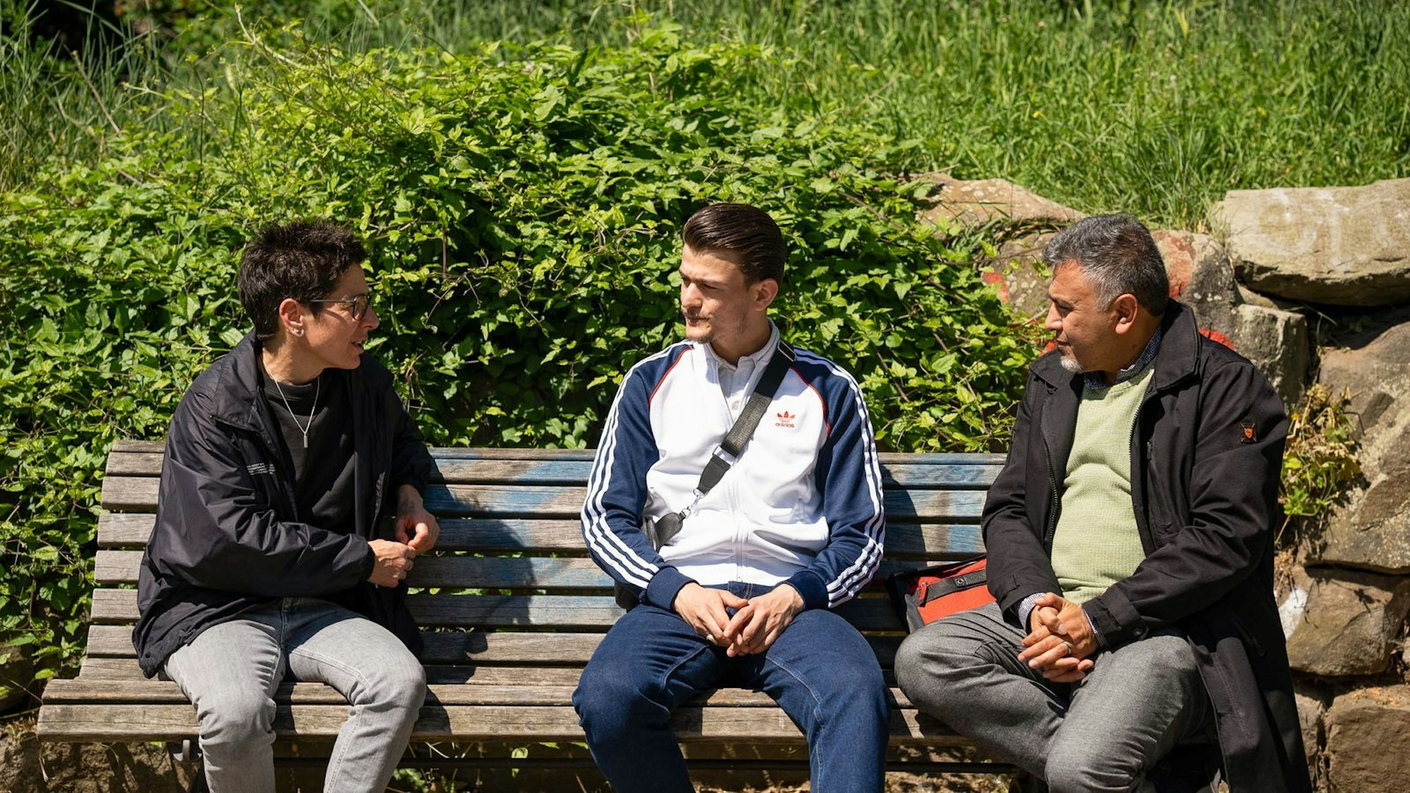 Der Syrer Anas (zweiter von links) überlebte einen Messerangriff in Magdeburg. Dunja Hayali spricht mit ihm und seinem Vater über die Tat und ihre Folgen. (Bild: ZDF/Felix Korfmann)