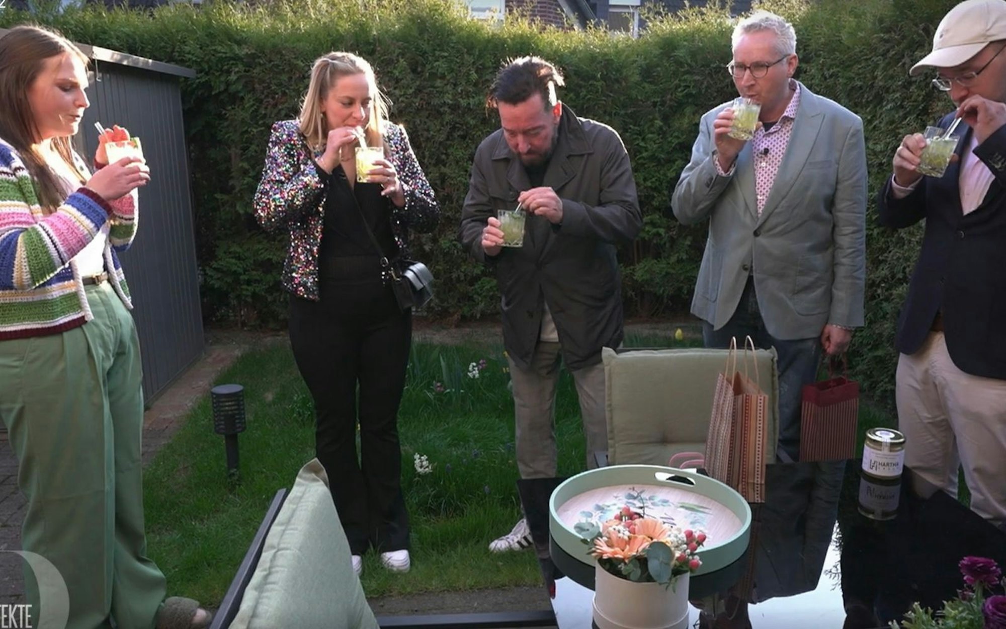 Die Krefelder Gourmets genießen den Aperitif in Caros Garten. (Bild: RTL)