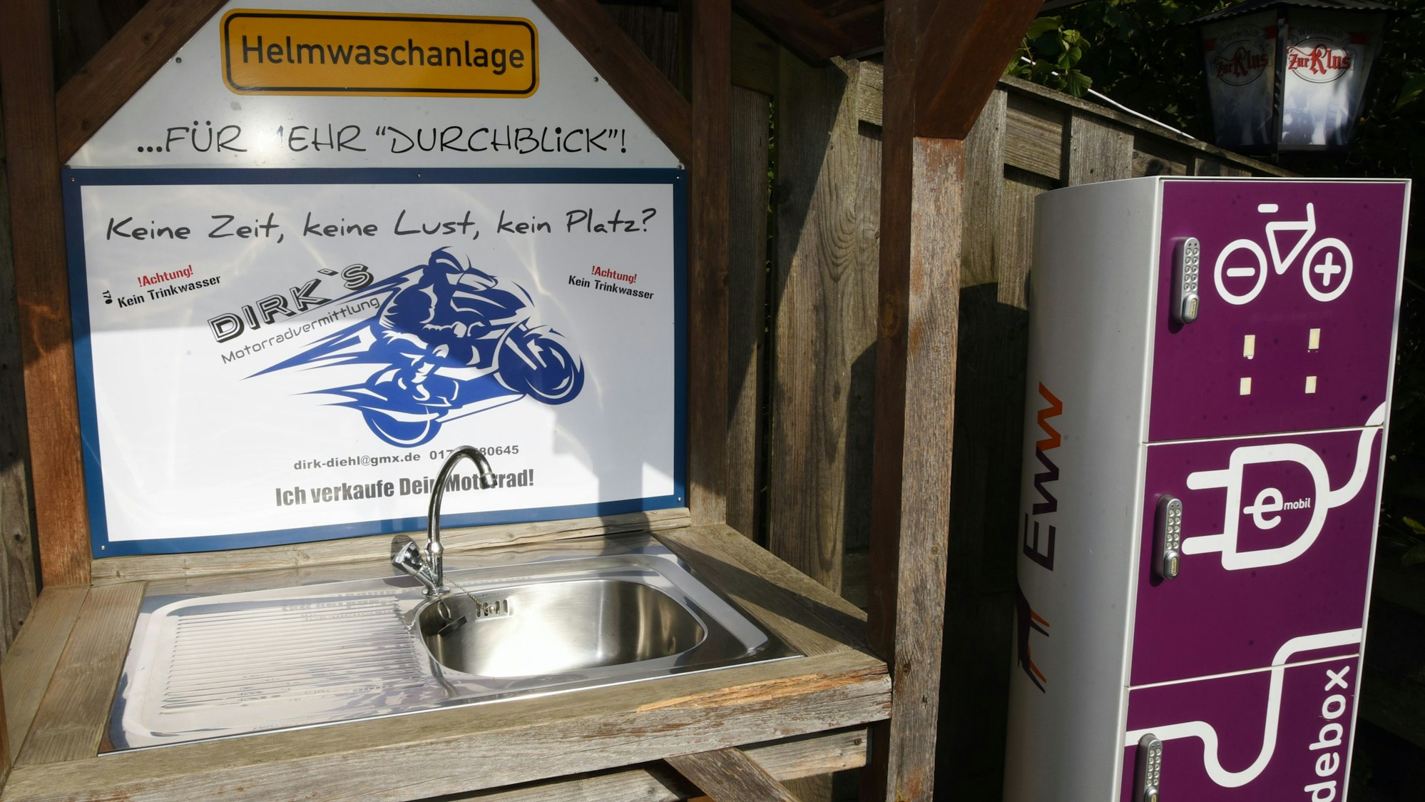 Dass das Gasthaus „Zur Klus“ in Waldbröl auch ein höchstbeliebter Bikertreff ist, zeigt sich auch daran, dass es am Biergarten eine Helmwaschanlage gibt.