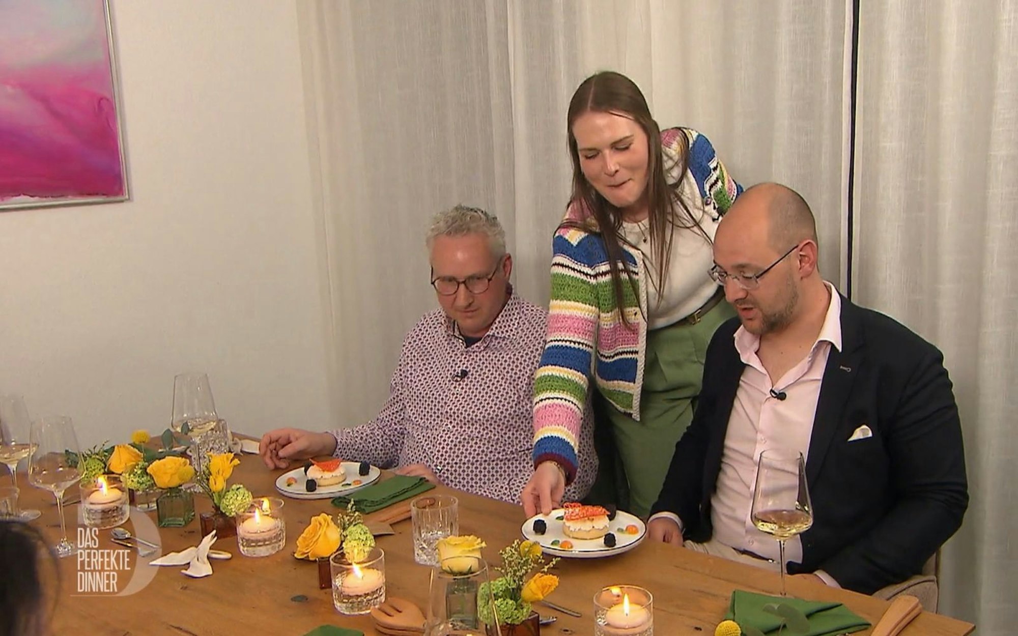 Axel und Steffen staunen über Caros Dessert-Künste. (Bild: RTL)