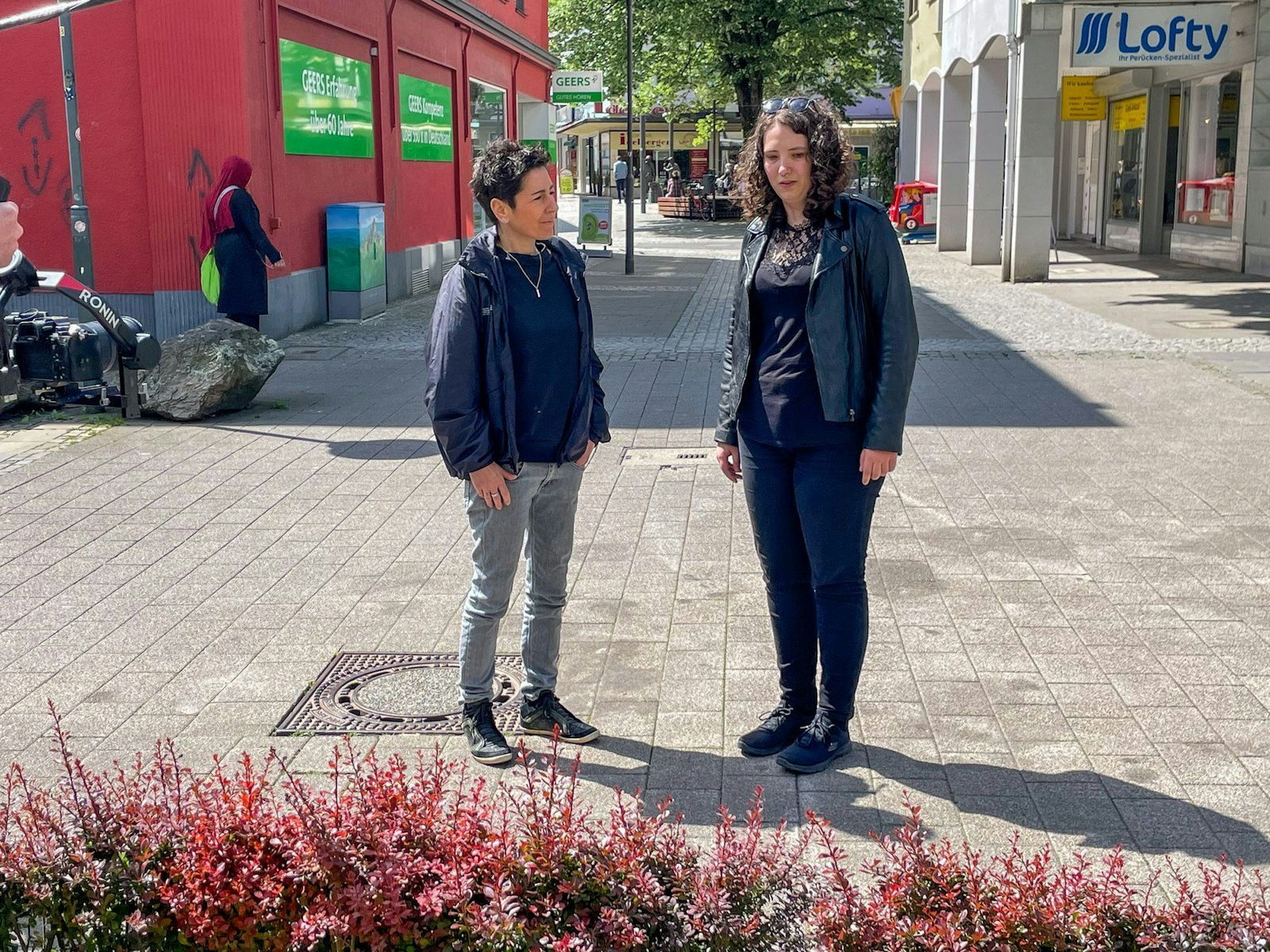 Dunja Hayali (links) begleitet in ihrem Film auch Lea, die 2024 beim Messerangriff in Solingen schwer verletzt wurde. (Bild: ZDF / Felix Korfmann)
