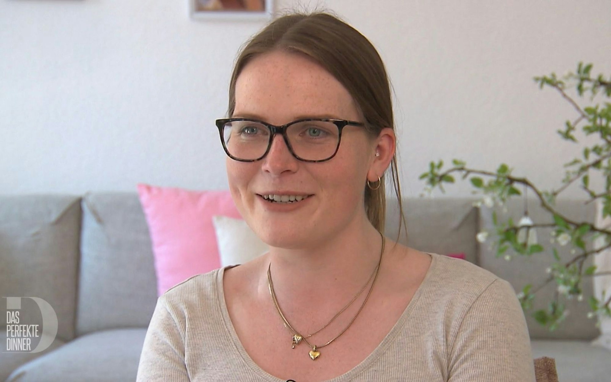 An Tag 2 in Krefeld setzt Caro (27) bei ihrem Menü auf frühlingshafte Frische. (Bild: RTL)