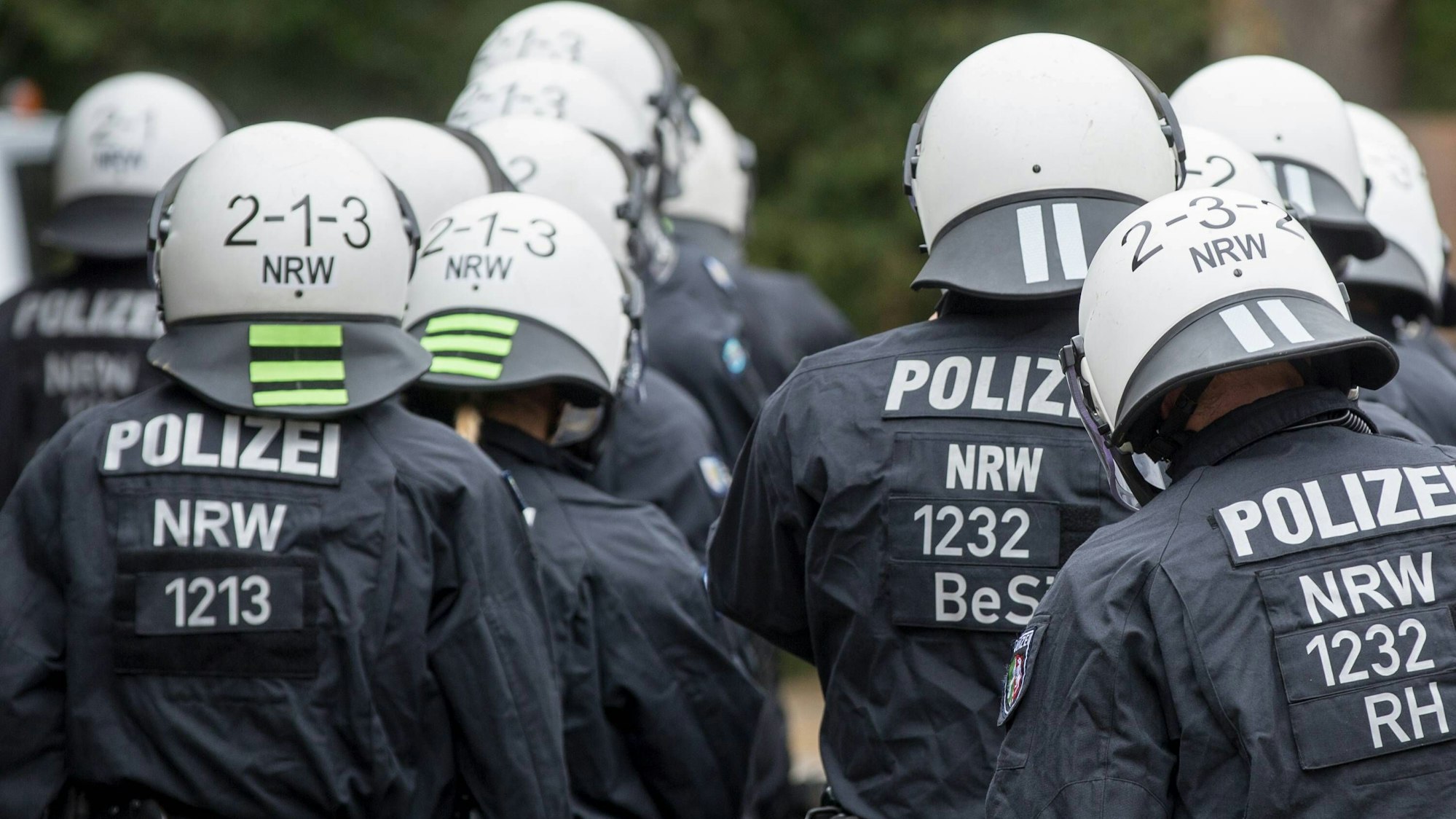 Polizisten einer Einsatzhundertschaft der Polizei NRW mit Helmen einsatzbereit NRW Innenminister Herbert Reul besucht Landesreiterstaffel der Polizei in Willich, Politik, 15.08.18 Willich NRW Deutschland Stützpunkt der Landesreiterstaffel *** Policemen of a Einsatzhundertschaft of the police NRW with helmets ready for action NRW Minister of the Interior Herbert Reul visited Landesreiterstaffel of the police in Willich Politics 15 08 18 Willich NRW Germany Support of the Landesreiterstaffel Copyright: xdnet_cdnx