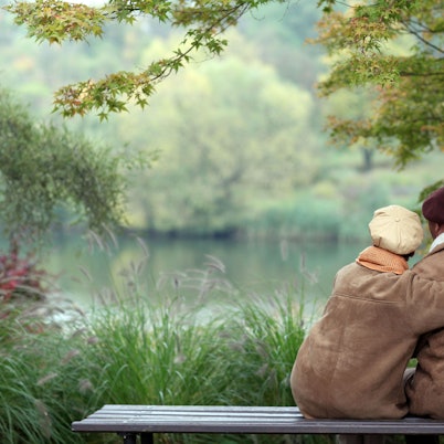 Ein älteres Paar sitzt auf einer Bank. Der gesetzlichen Rente in Deutschland droht der Kollaps – betriebliche und private Altersvorsorge sind schwach entwickelt, sagt eine Studie von Flossbach von Storch