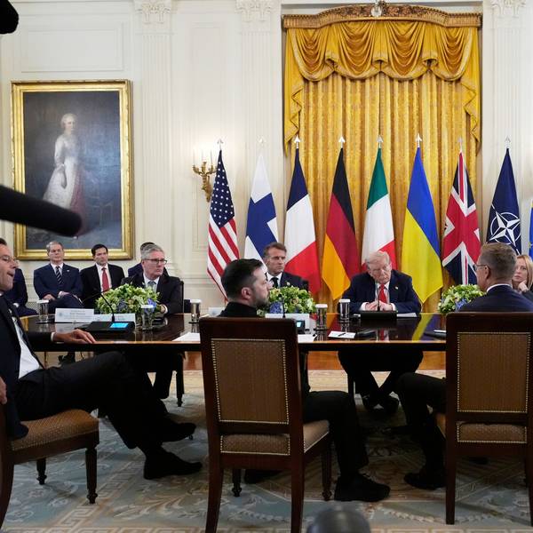 dpatopbilder - 19.08.2025, USA, Washington: US-Präsident Donald Trump (M) nimmt an einem Treffen mit NATO-Generalsekretär Mark Rutte (l-r), dem britischen Premierminister Keir Starmer, Wolodymyr Selenskyj, Präsident der Ukraine, Frankreichs Präsident Emmanuel Macron, der finnische Präsident Alexander Stubb, Italiens Premierministerin Giorgia Meloni, Bundeskanzler Friedrich Merz (CDU) und die Präsidentin der Europäischen Kommission Ursula von der Leyen, im Weißen Hauses teil. Foto: Alex Brandon/AP/dpa +++ dpa-Bildfunk +++