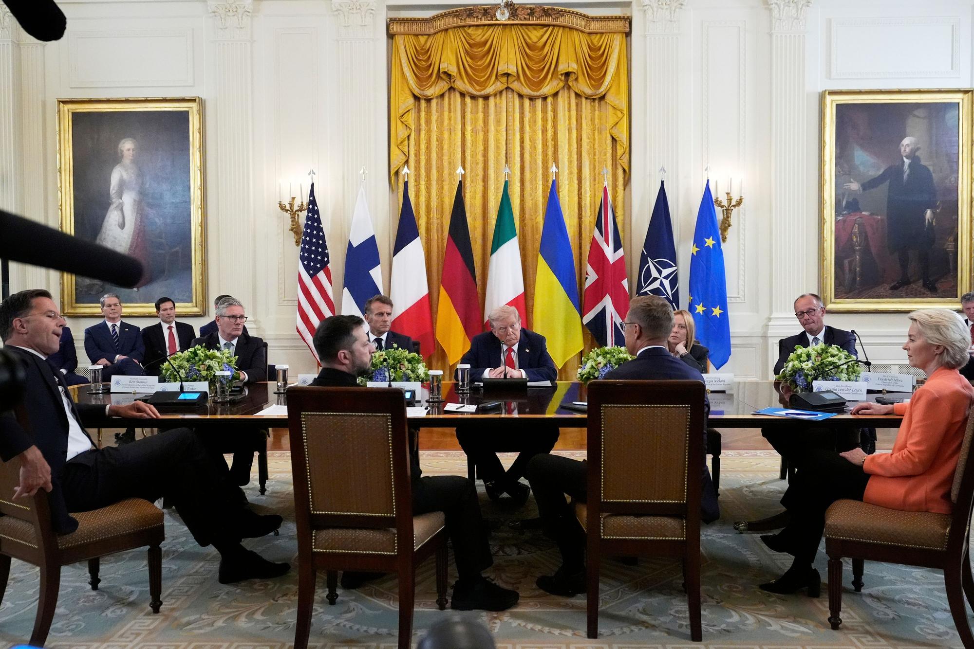 dpatopbilder - 19.08.2025, USA, Washington: US-Präsident Donald Trump (M) nimmt an einem Treffen mit NATO-Generalsekretär Mark Rutte (l-r), dem britischen Premierminister Keir Starmer, Wolodymyr Selenskyj, Präsident der Ukraine, Frankreichs Präsident Emmanuel Macron, der finnische Präsident Alexander Stubb, Italiens Premierministerin Giorgia Meloni, Bundeskanzler Friedrich Merz (CDU) und die Präsidentin der Europäischen Kommission Ursula von der Leyen, im Weißen Hauses teil. Foto: Alex Brandon/AP/dpa +++ dpa-Bildfunk +++