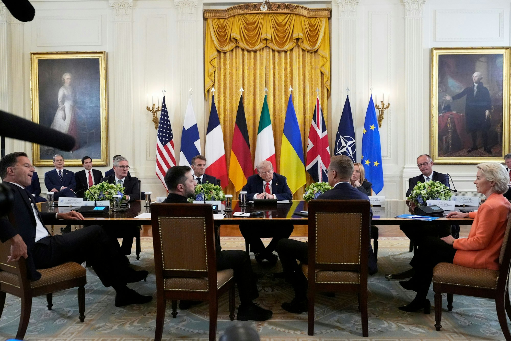 dpatopbilder - 19.08.2025, USA, Washington: US-Präsident Donald Trump (M) nimmt an einem Treffen mit NATO-Generalsekretär Mark Rutte (l-r), dem britischen Premierminister Keir Starmer, Wolodymyr Selenskyj, Präsident der Ukraine, Frankreichs Präsident Emmanuel Macron, der finnische Präsident Alexander Stubb, Italiens Premierministerin Giorgia Meloni, Bundeskanzler Friedrich Merz (CDU) und die Präsidentin der Europäischen Kommission Ursula von der Leyen, im Weißen Hauses teil. Foto: Alex Brandon/AP/dpa +++ dpa-Bildfunk +++