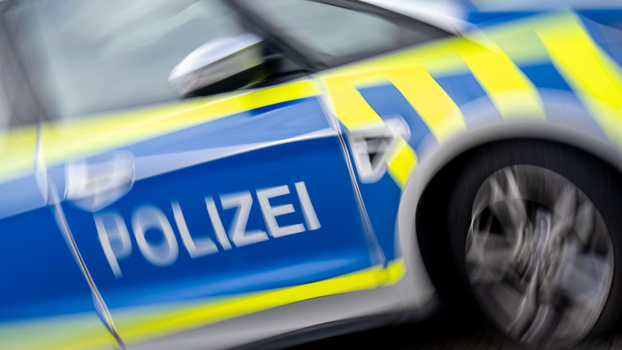 SYMBOLBILD - 19.02.2024, Sachsen-Anhalt, Könnern: Ein Polizeifahrzeug. (zu dpa: «Mann unter Drogen stürzt mit selbst gebauten Mofa») Foto: Hendrik Schmidt/dpa +++ dpa-Bildfunk +++