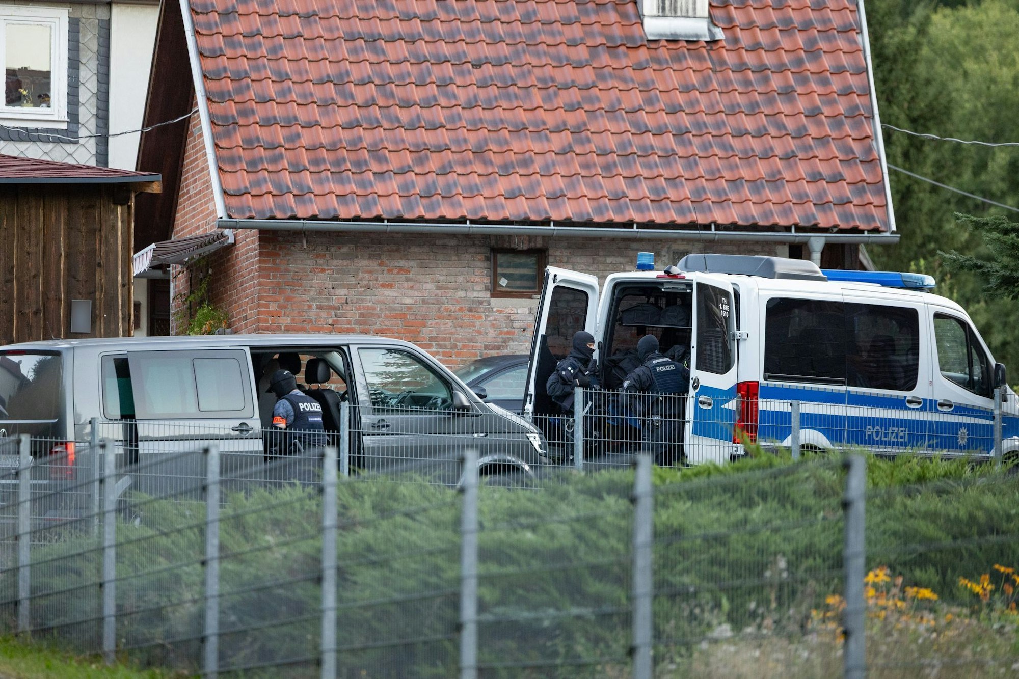 Seit dem Morgen läuft eine Razzia im Rockermilieu.