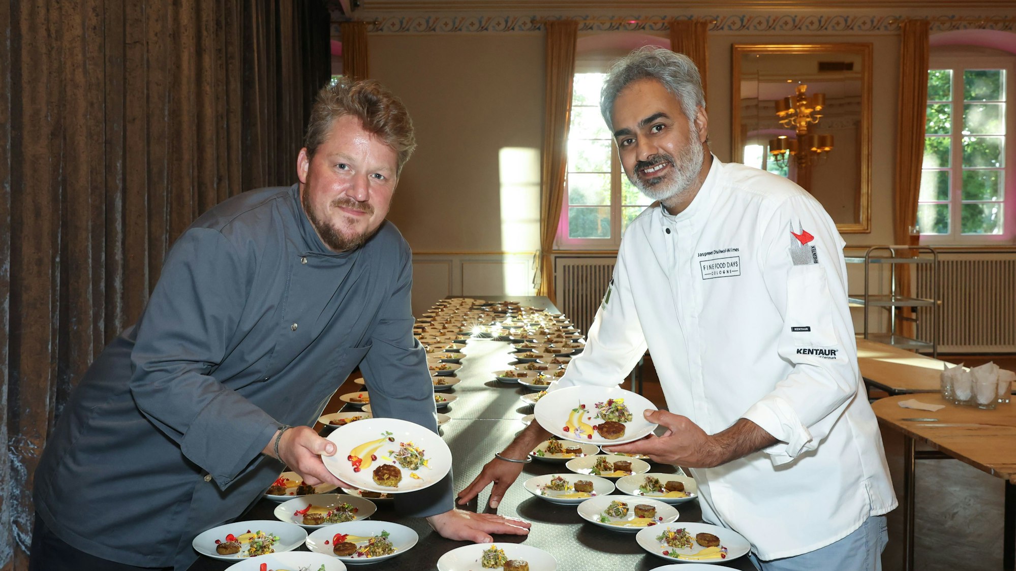 Jaspreet Dhaliwal-Wilmes (r.) vom Restaurant „Der vierte König“ mit Mitarbeitendem bei der Küchenparty „Genial einfach“