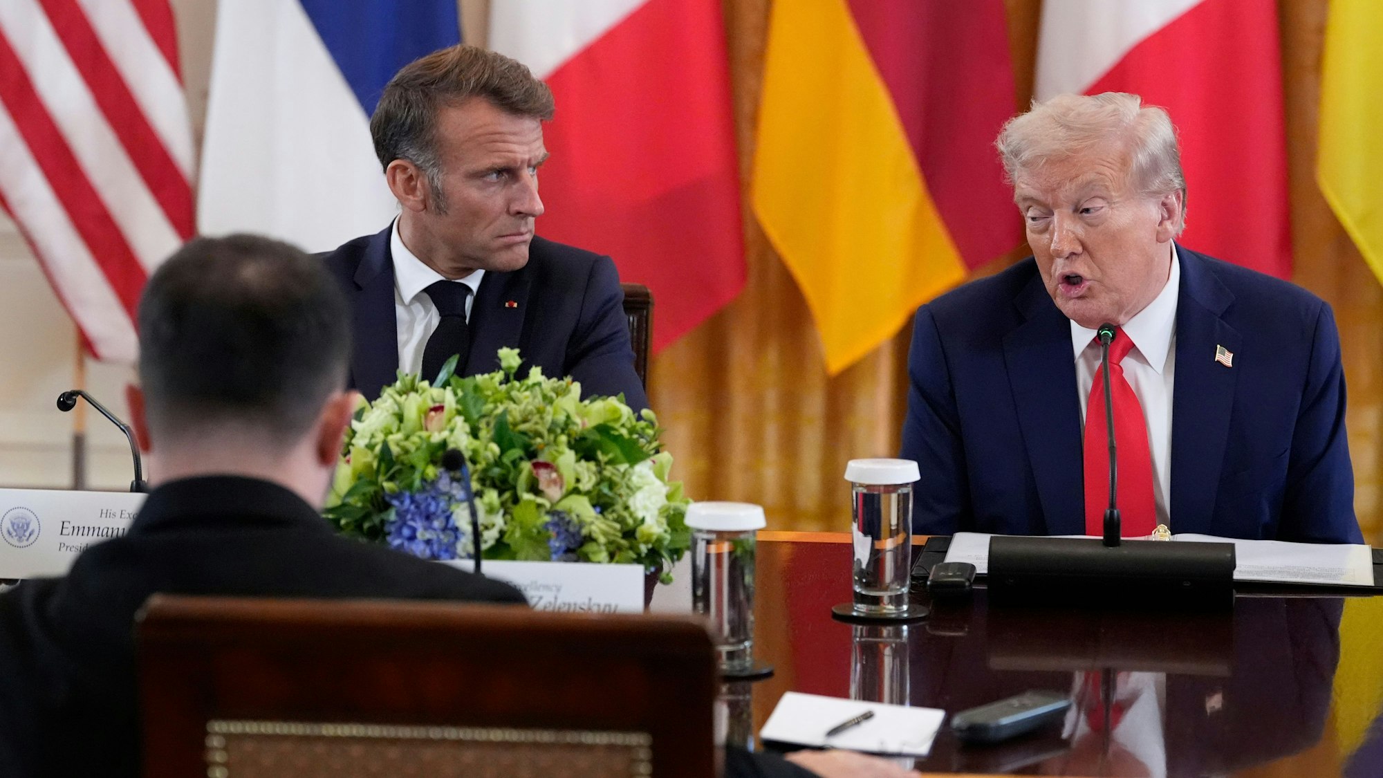 US-Präsident Donald Trump (r), Emmanuel Macron, Präsident von Frankreich, und Wolodymyr Selenskyj (vorne), Präsident der Ukraine, sprechen bei einem Treffen im Weißen Haus.