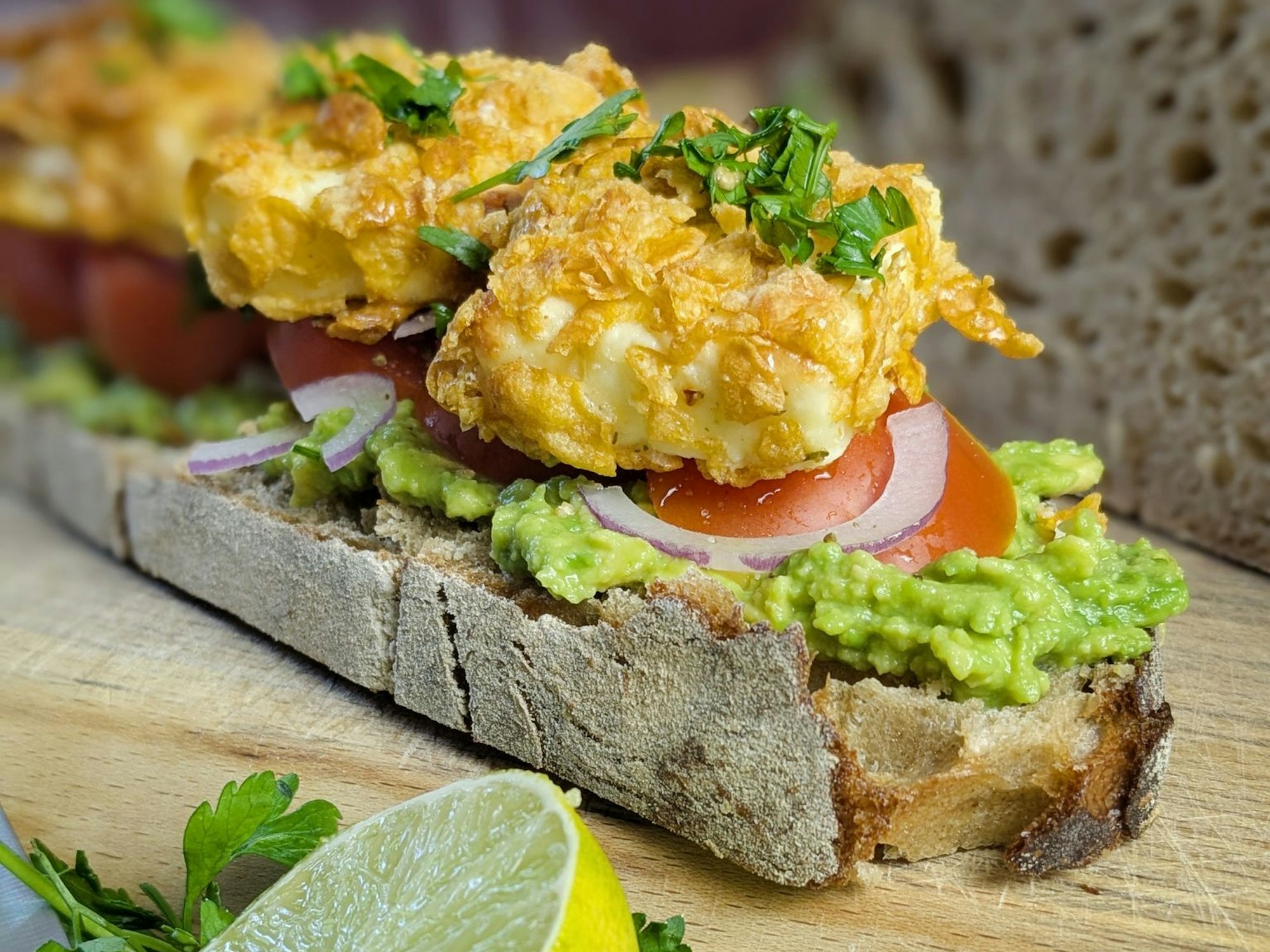 Statt Butter ein Avocadobett, statt einer Scheibe Wurst oder Käse knusprige Feta-Häppchen: Die belegte Brotscheibe sorgt für einen Wow-Moment.