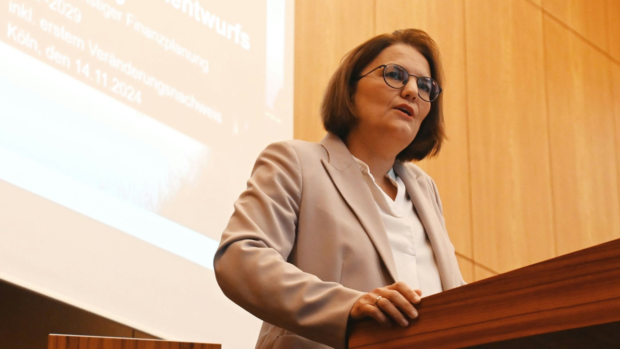 14.11.2024 Köln. Einbringung des Haushaltsplanentwurfs durch die Stadtkämmerin Dörte Diemert. Foto: Alexander Schwaiger