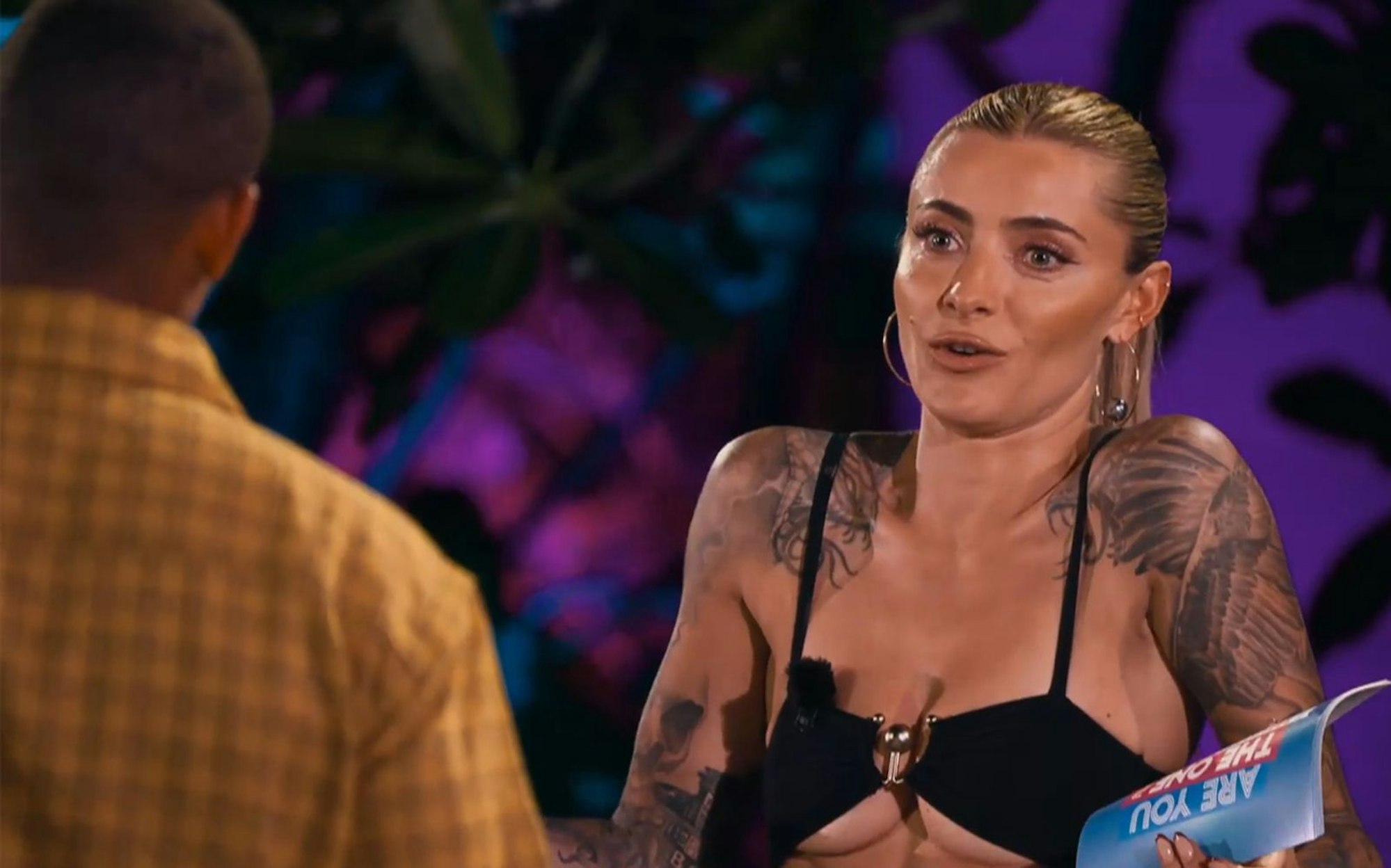 Sophia Thomalla konfrontiert ihn mit seinen Aussagen. (Bild: RTL+)