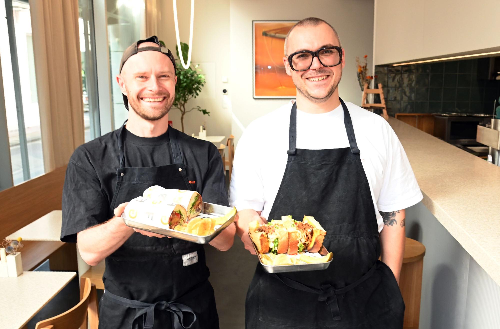 20.08.2025 Köln. Gastrokolumne „Julias Lieblingsort“ über das Restaurant Feinripp & Gold in der Ehrenstraße. Grischa Herbig (li.) und Caspar Krings. Foto: Alexander Schwaiger