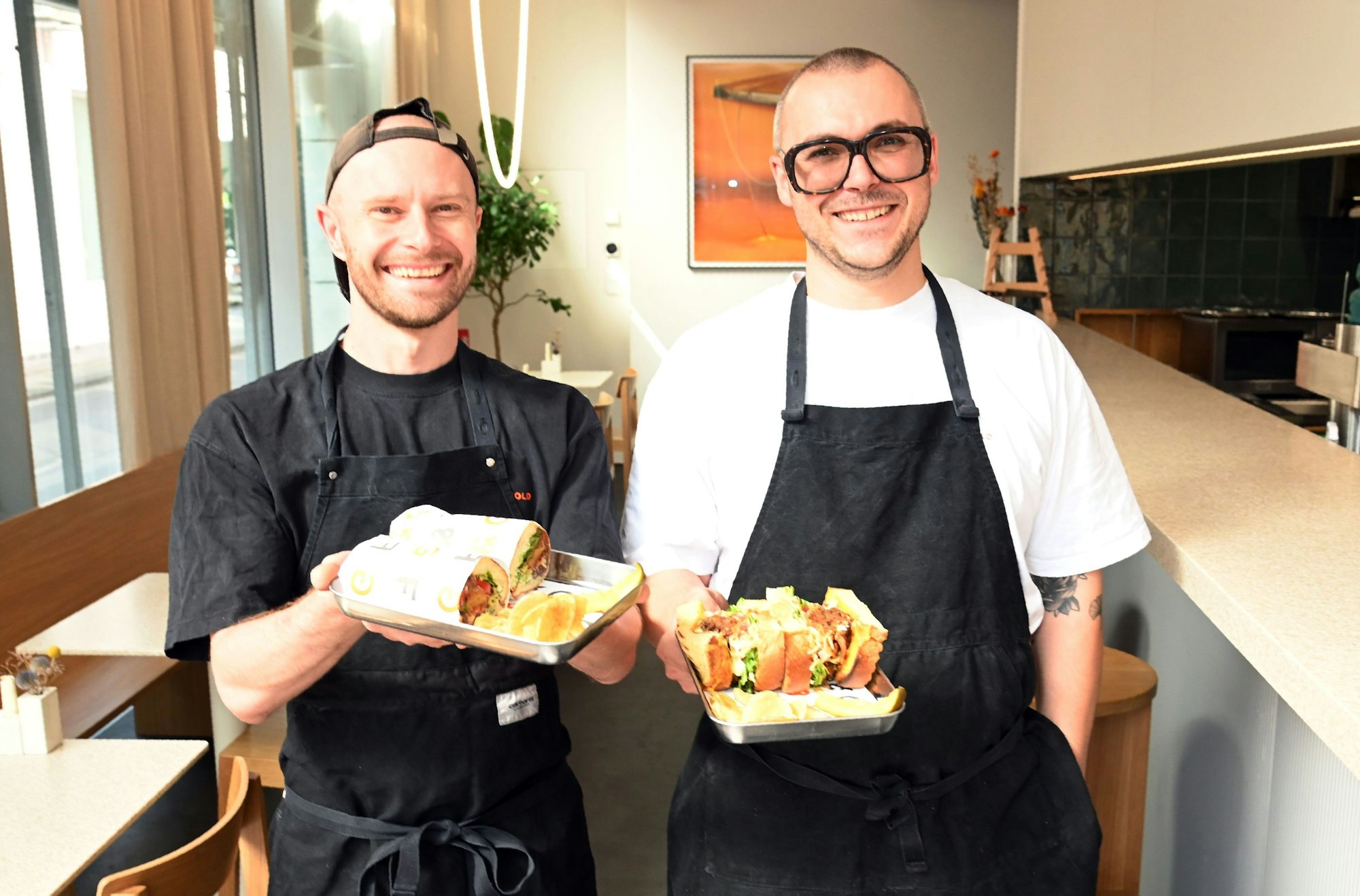 20.08.2025 Köln. Gastrokolumne „Julias Lieblingsort“ über das Restaurant Feinripp & Gold in der Ehrenstraße. Grischa Herbig (li.) und Caspar Krings. Foto: Alexander Schwaiger