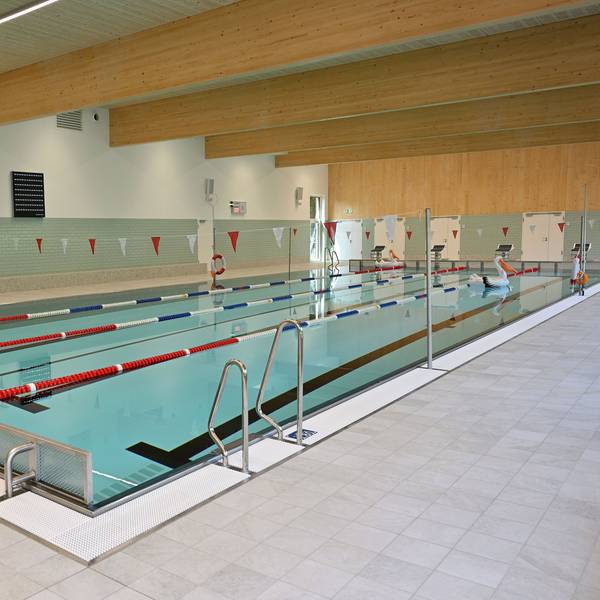 Nicht wiederzuerkennen: Das neugebaute Hallenbad am Mohnweg in Refrath erfüllt die neuesten energetischen Standards.
